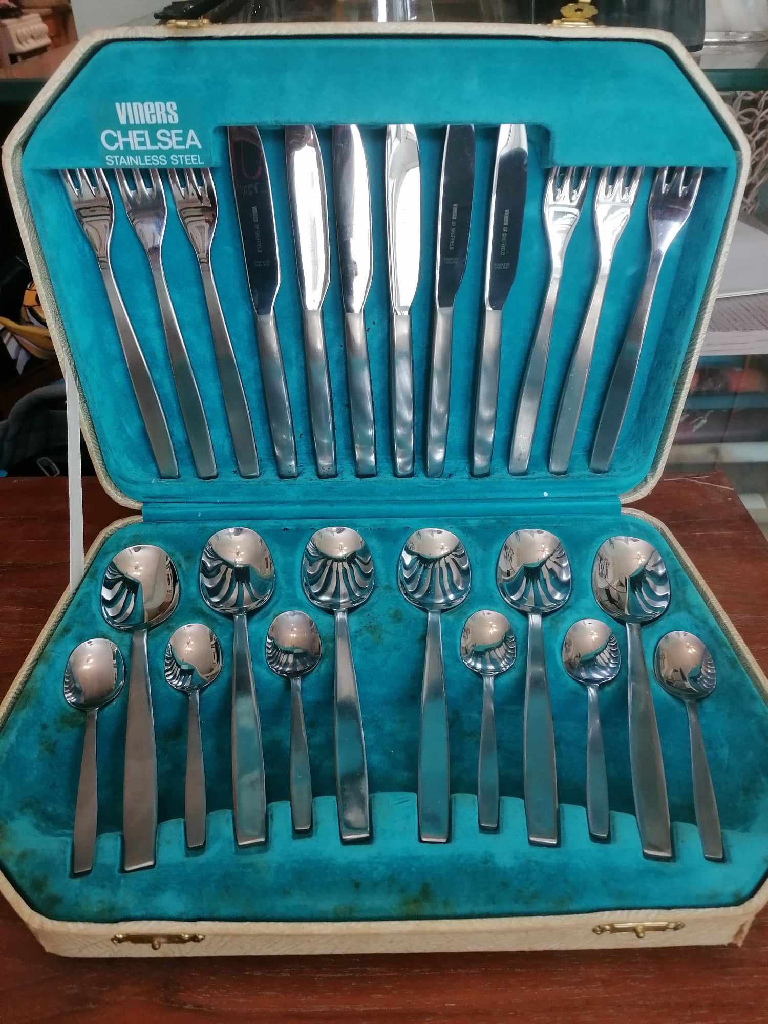 1970s Viners Chelsea pattern 24 piece 6 settings box is poor but set is good