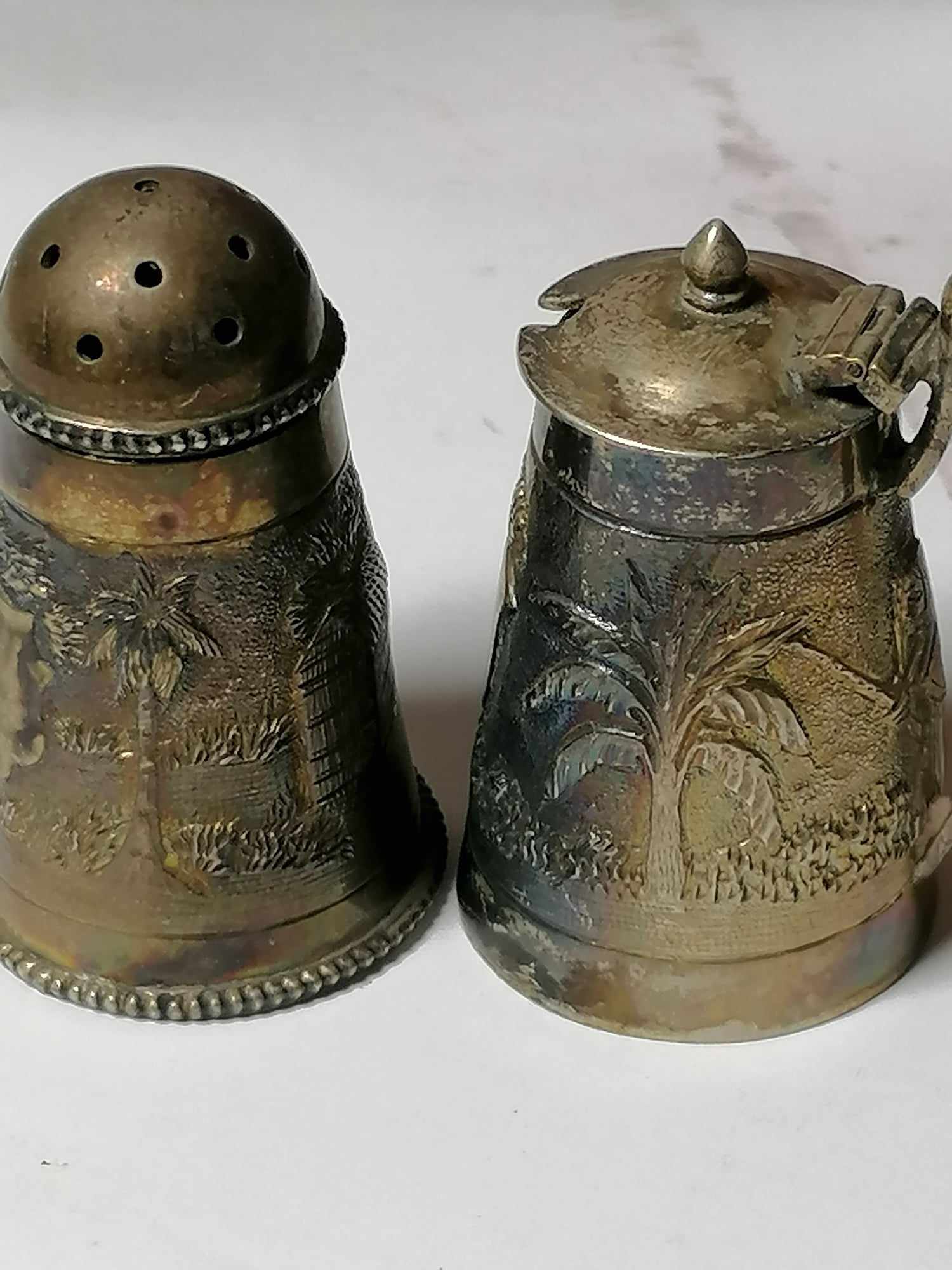 Lucknow Anglo Indian solid silver pepper and Mustard pot stand 5cm tall 59g Total