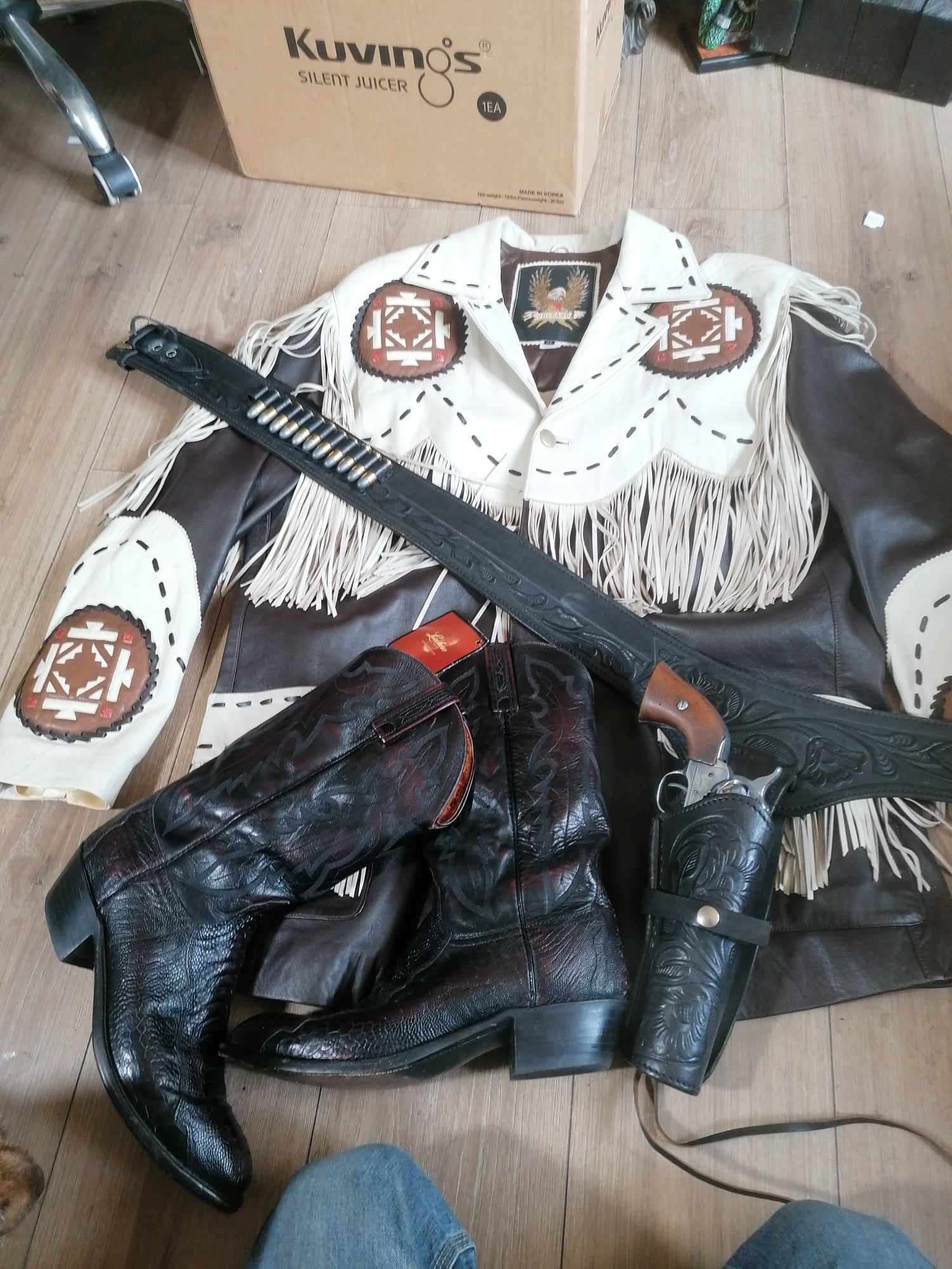Quality Cowboy outfit Tastle leather jacket size XL size 9 Luchesse 1883 boot and Blank fire Gun and belt