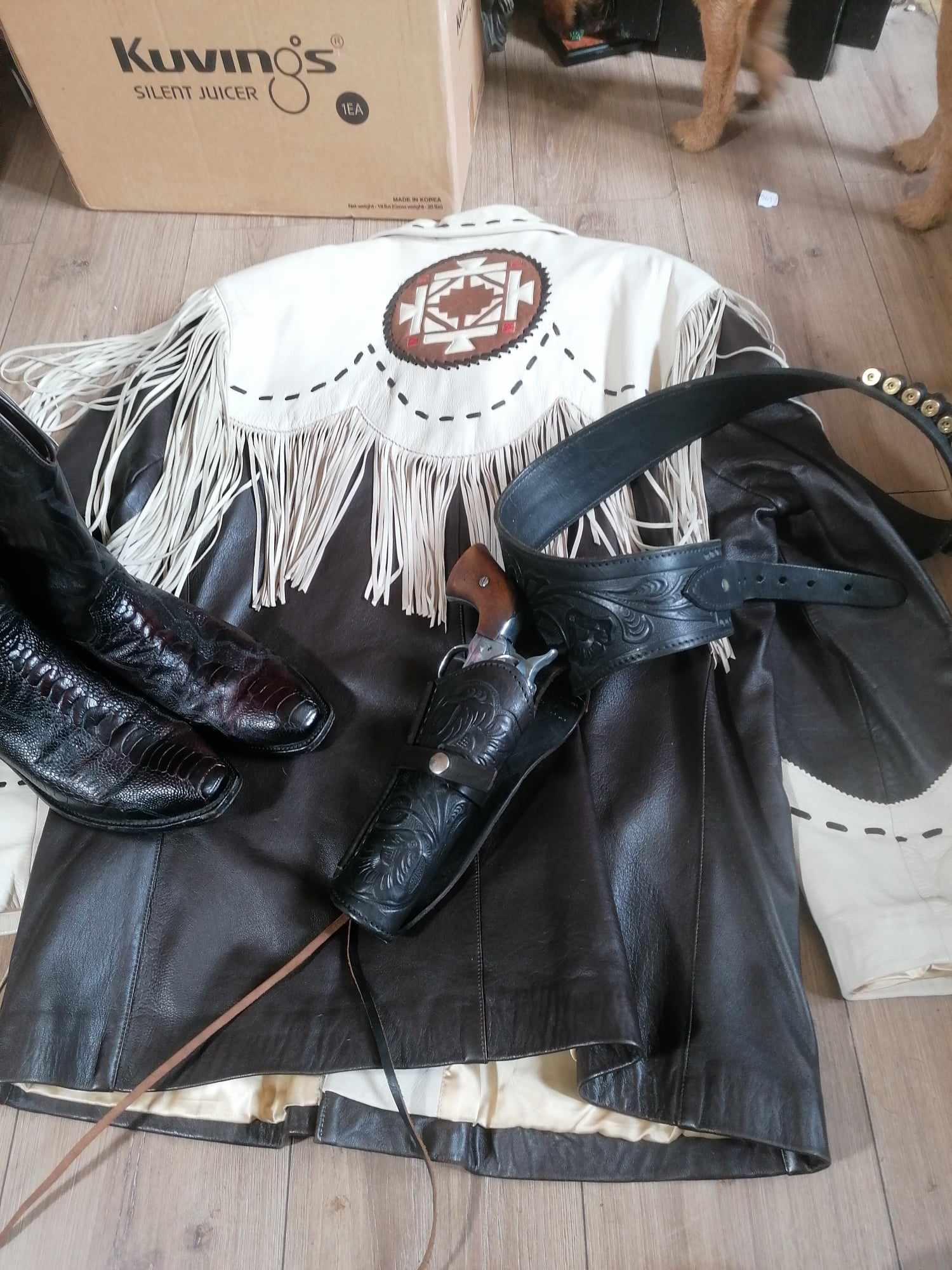 Quality Cowboy outfit Tastle leather jacket size XL size 9 Luchesse 1883 boot and Blank fire Gun and belt