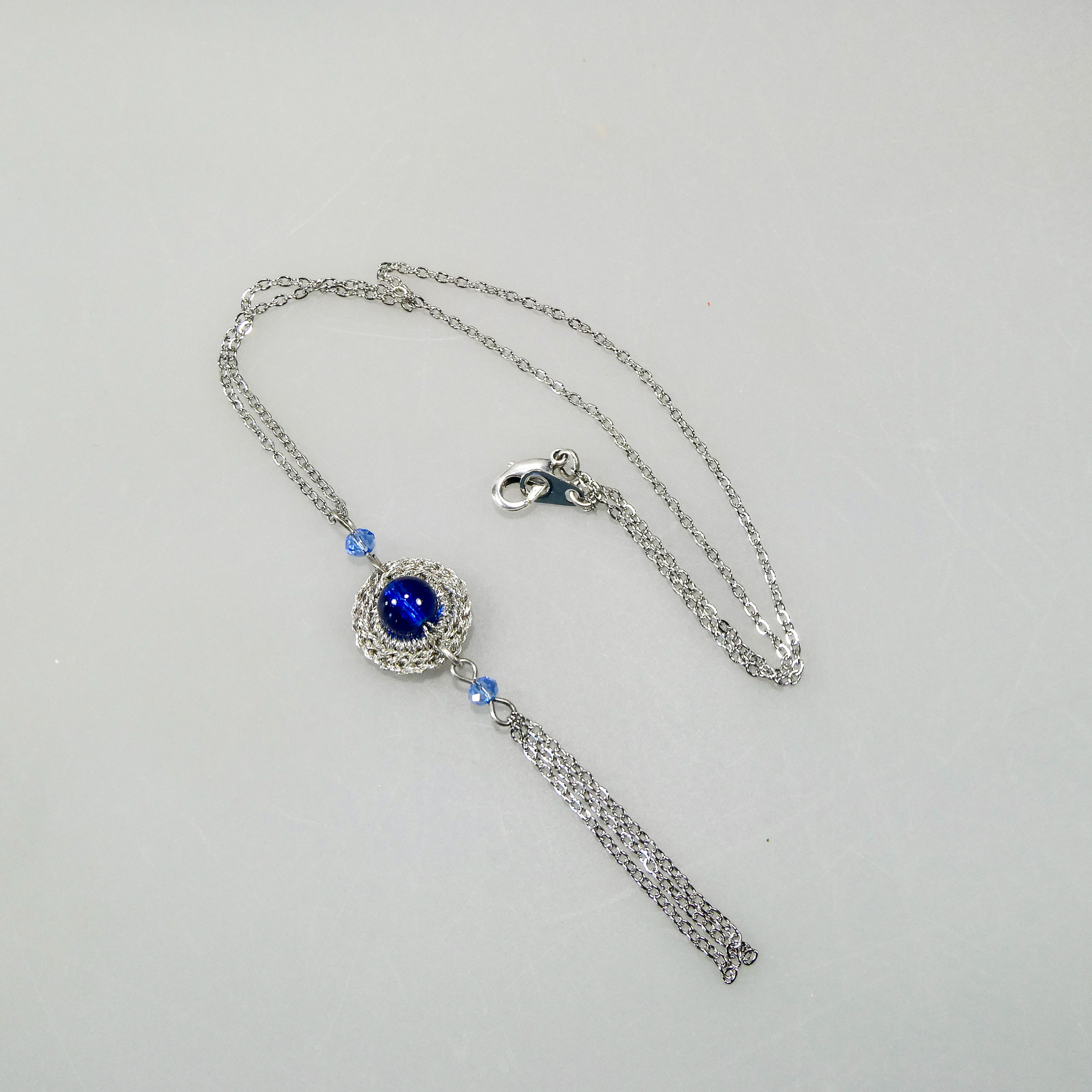 Collier au crochet et perles en verre