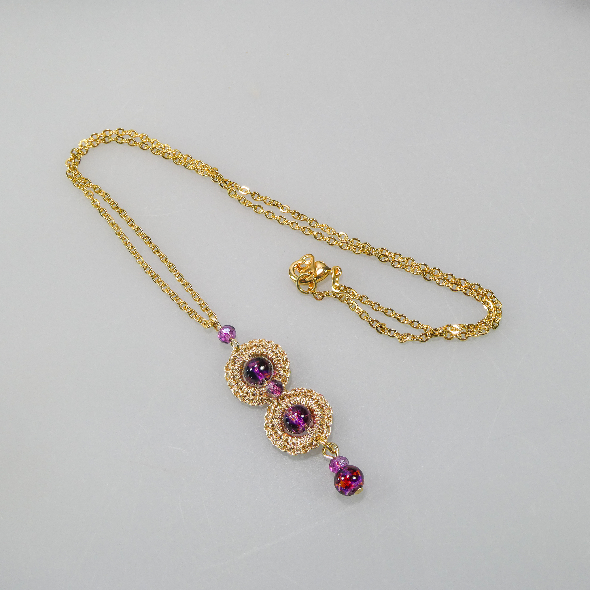 Collier au crochet et perles en verre