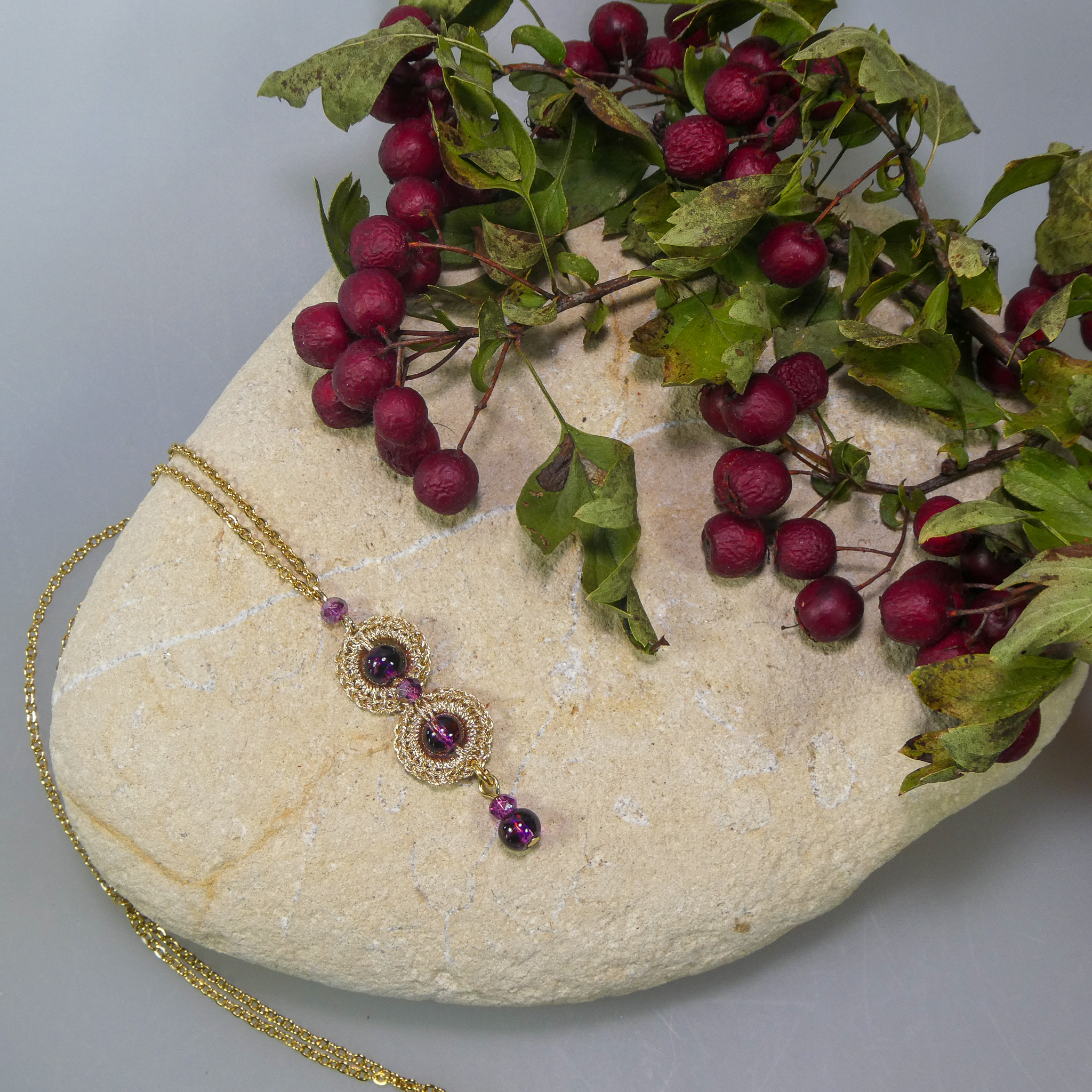 Collier au crochet et perles en verre