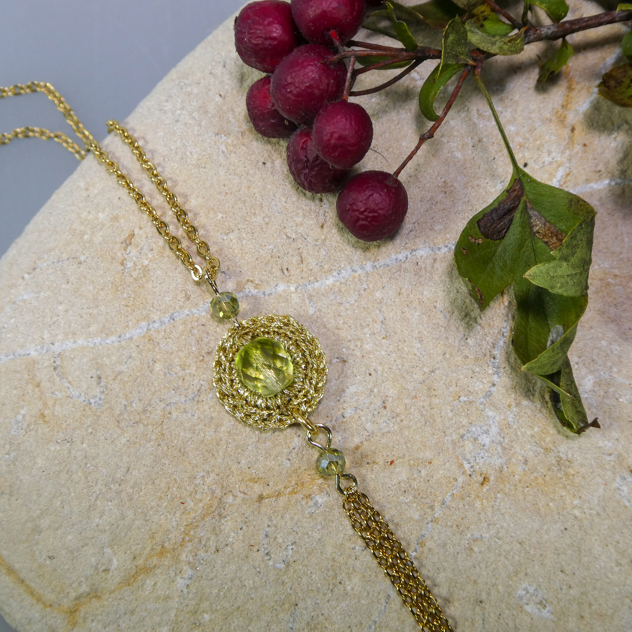Collier au crochet et perles en verre