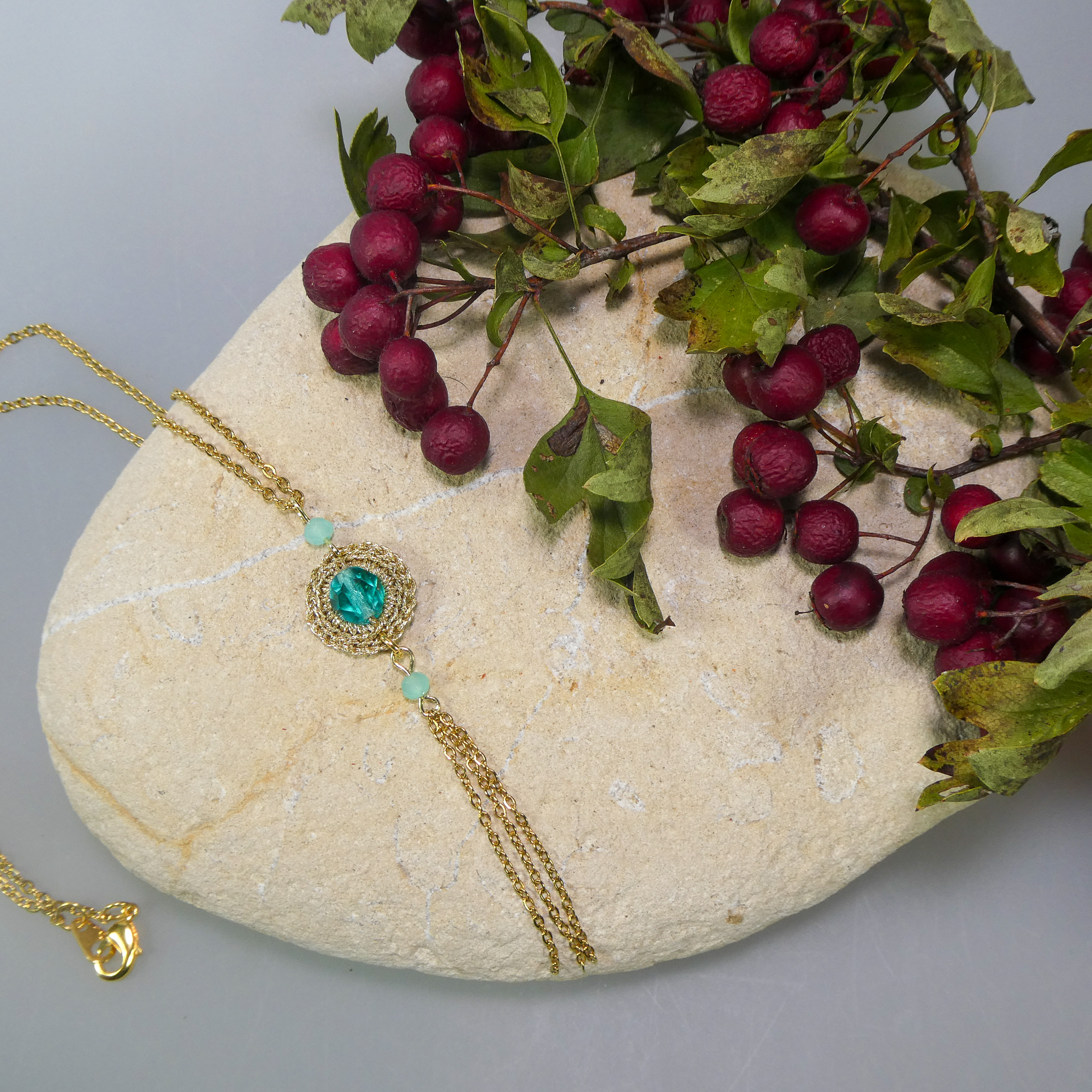 Collier au crochet et perles en verre