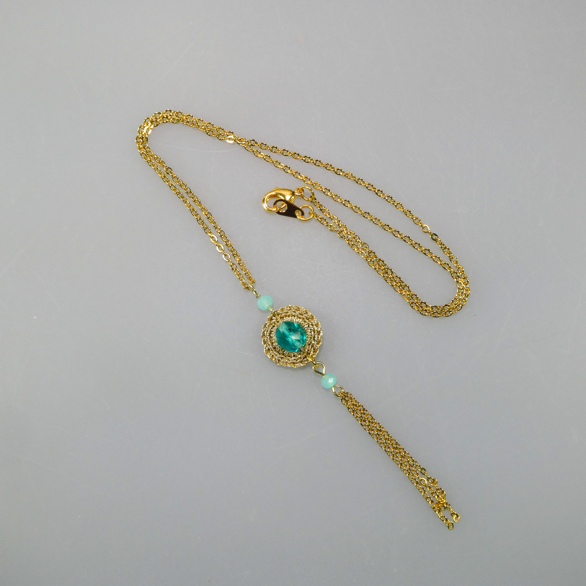 Collier au crochet et perles en verre