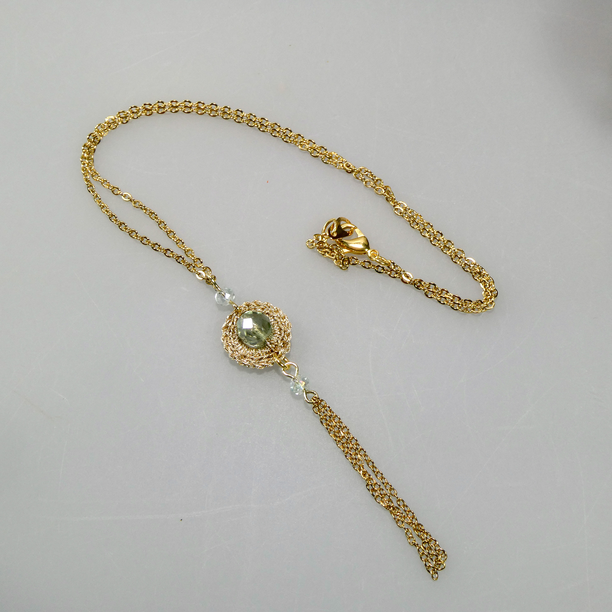 Collier au crochet et perles en verre