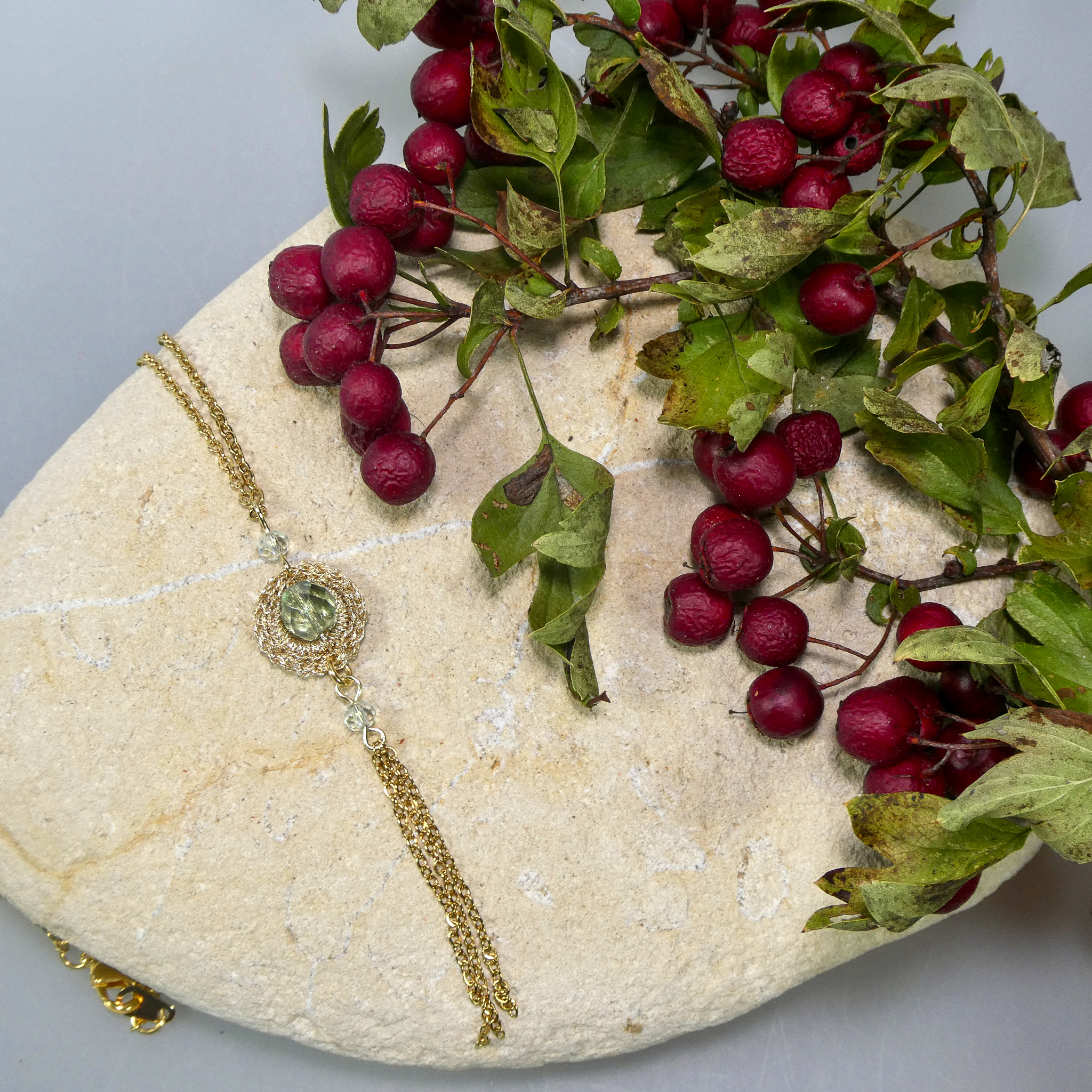 Collier au crochet et perles en verre
