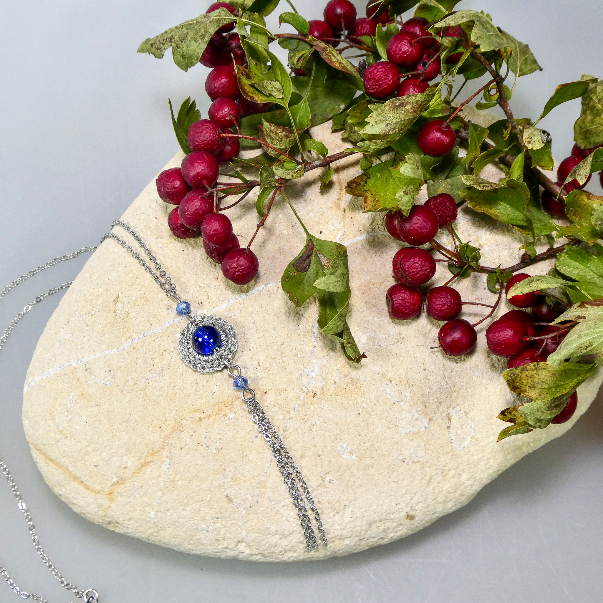 Collier au crochet et perles en verre