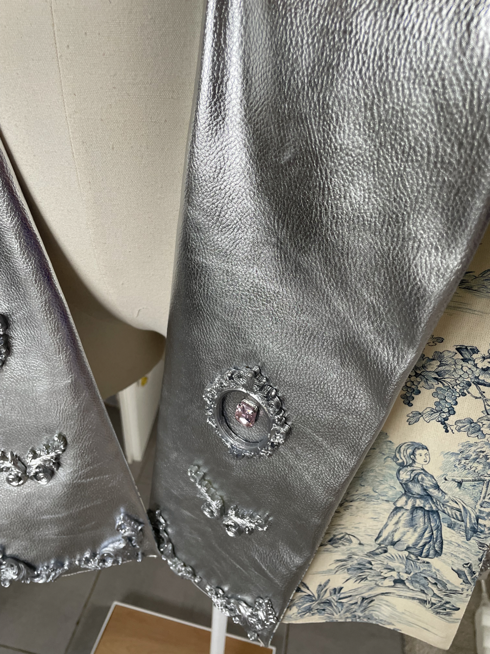 Ceinture corset “Versailles Galactique” – Argent & Toile de Jouy