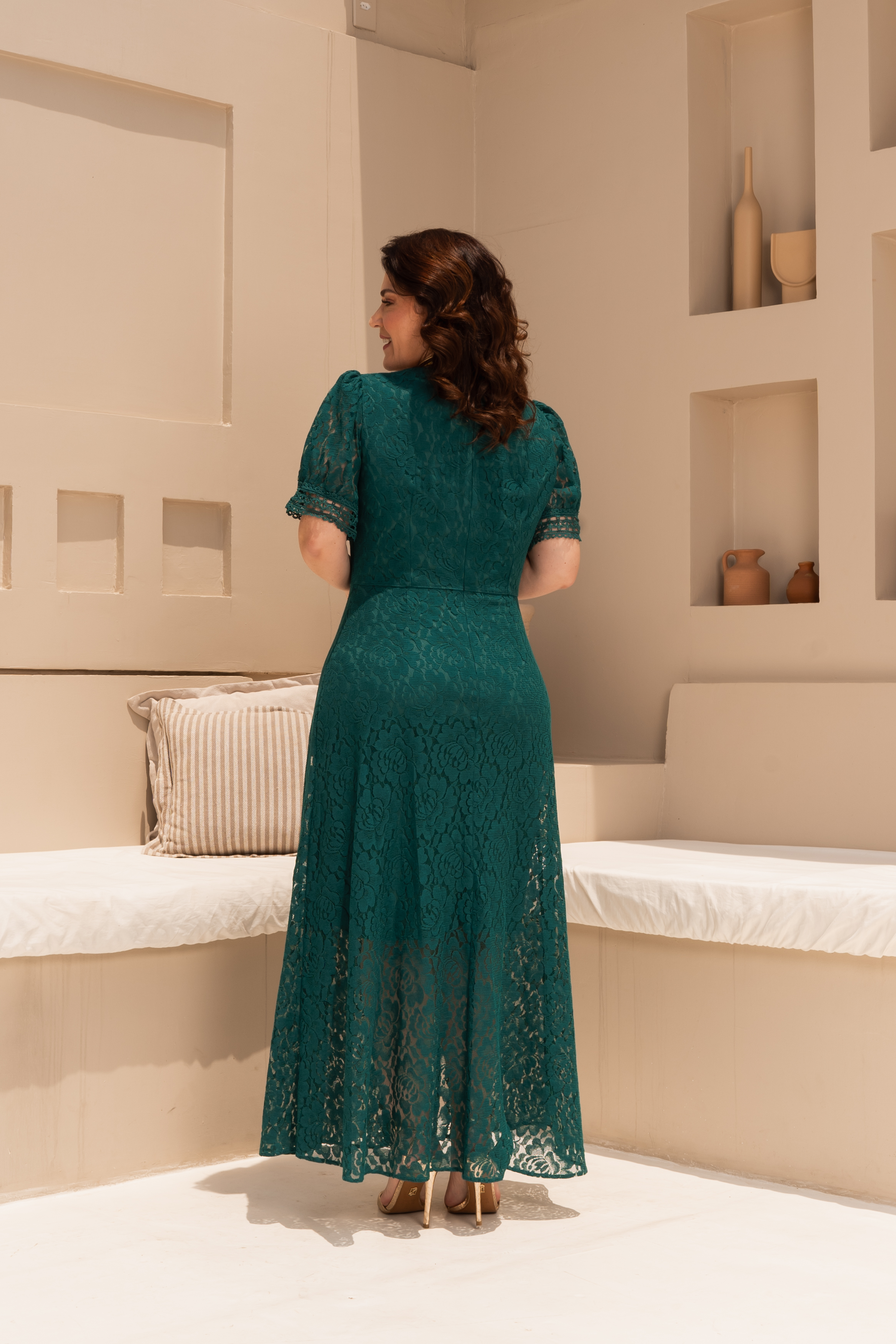 Vestido Longo em Renda com Manga Bufante