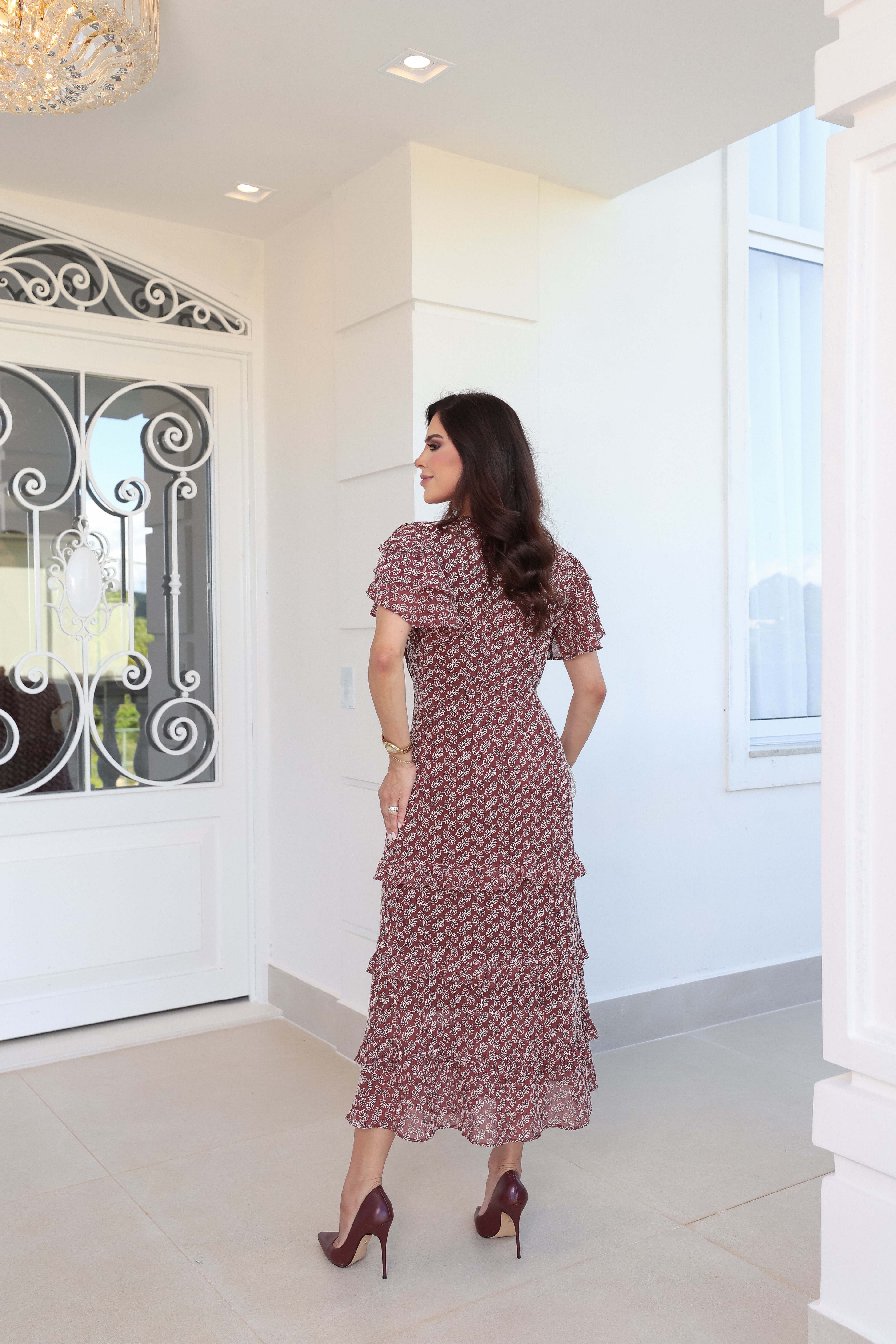 VESTIDO MAXI VINHO BORDADO EM VOIL, COM MANGA CURTA FLUIDA EM CAMADAS COM BABADOS