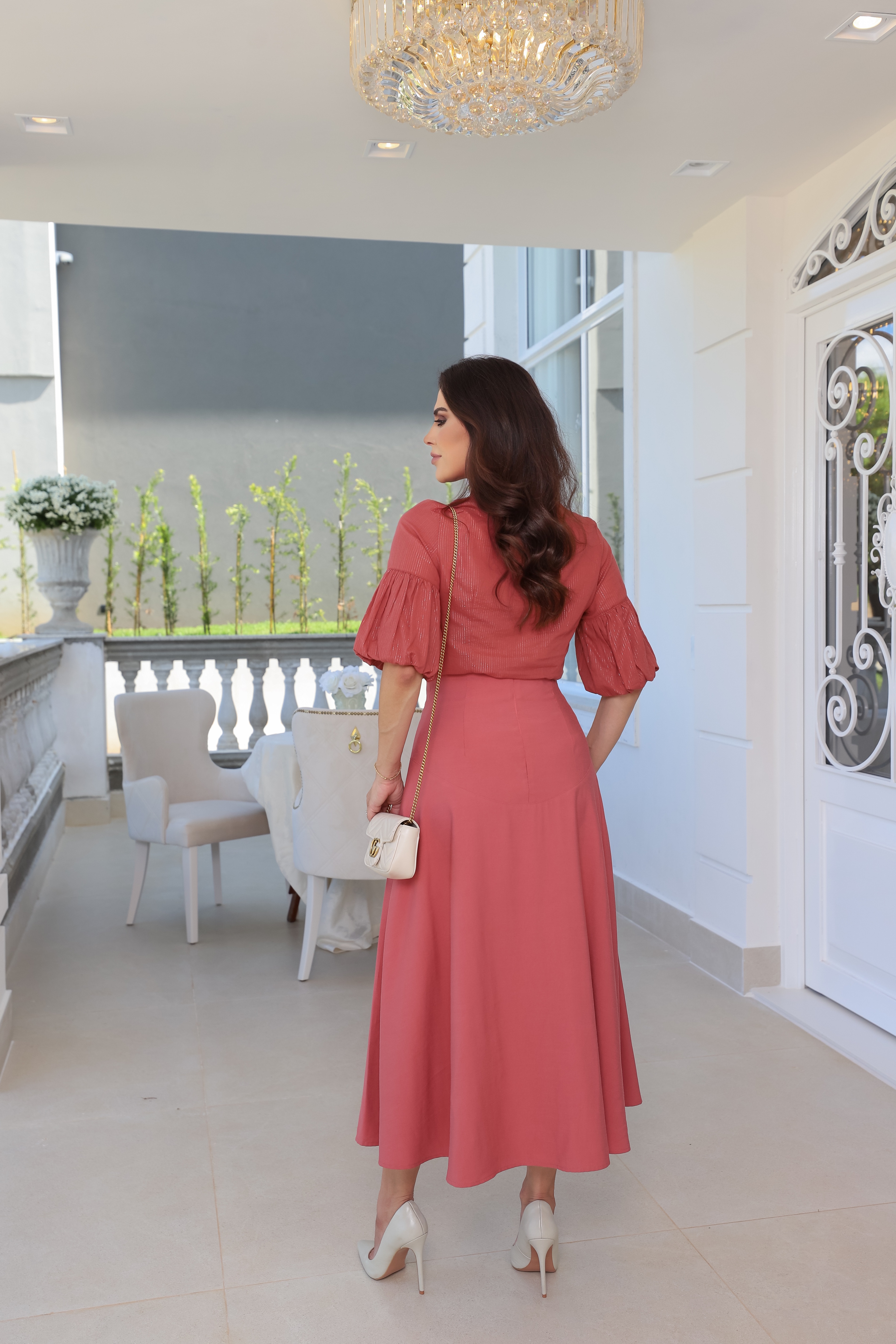 CONJUNTO CAMISA CORAL EM TRICOLINE RISCA DE GIZ COM BRILHO, E SAIA MIDI EVASÊ DE CINTURA ALTA