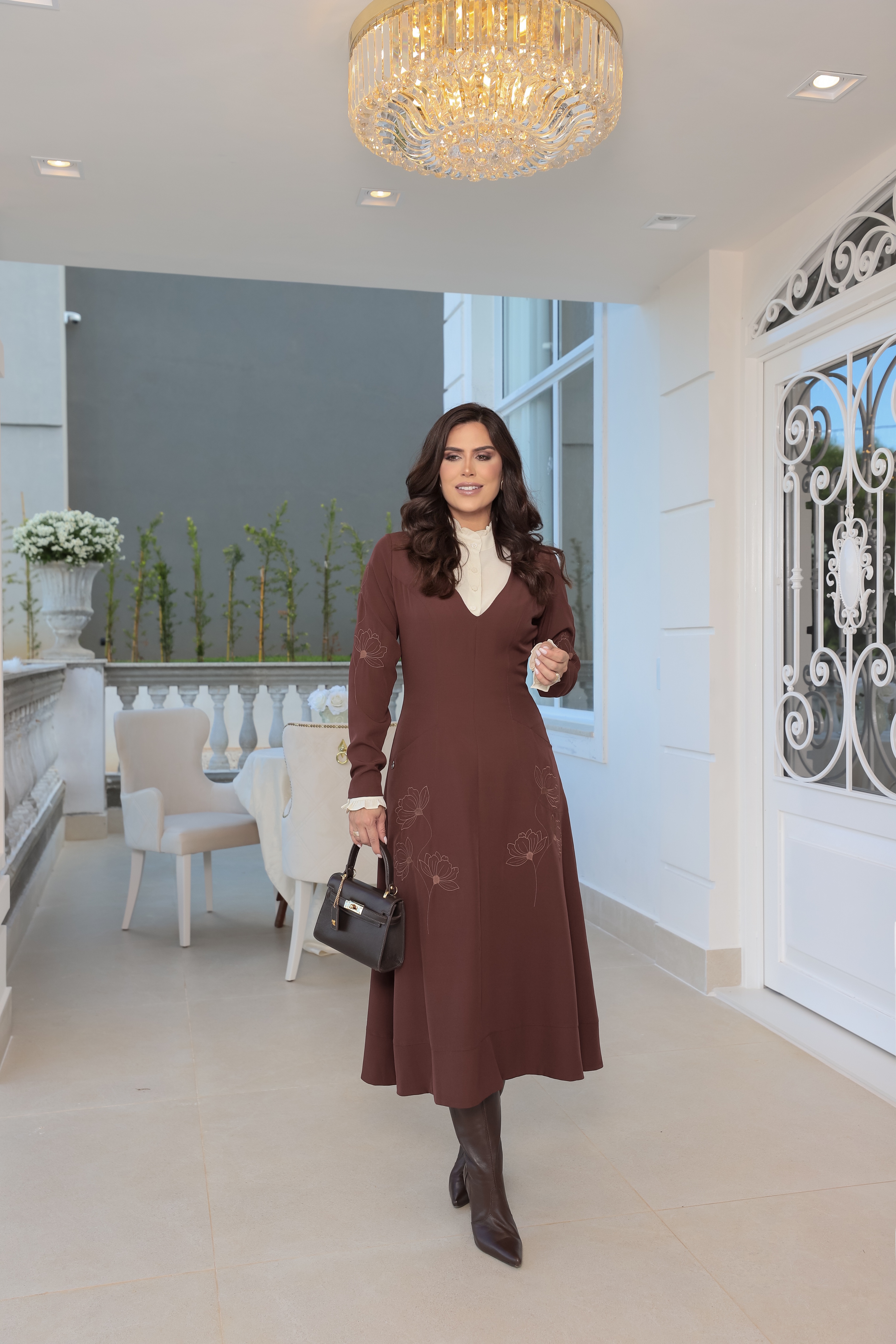 VESTIDO MIDI MAXI ACINTURADO CACAU EM CREPE, COM BOLSOS FRONTAIS BORDADOS, MANGA LONGA, GOLINHA E PUNHOS REMOVÍVEIS