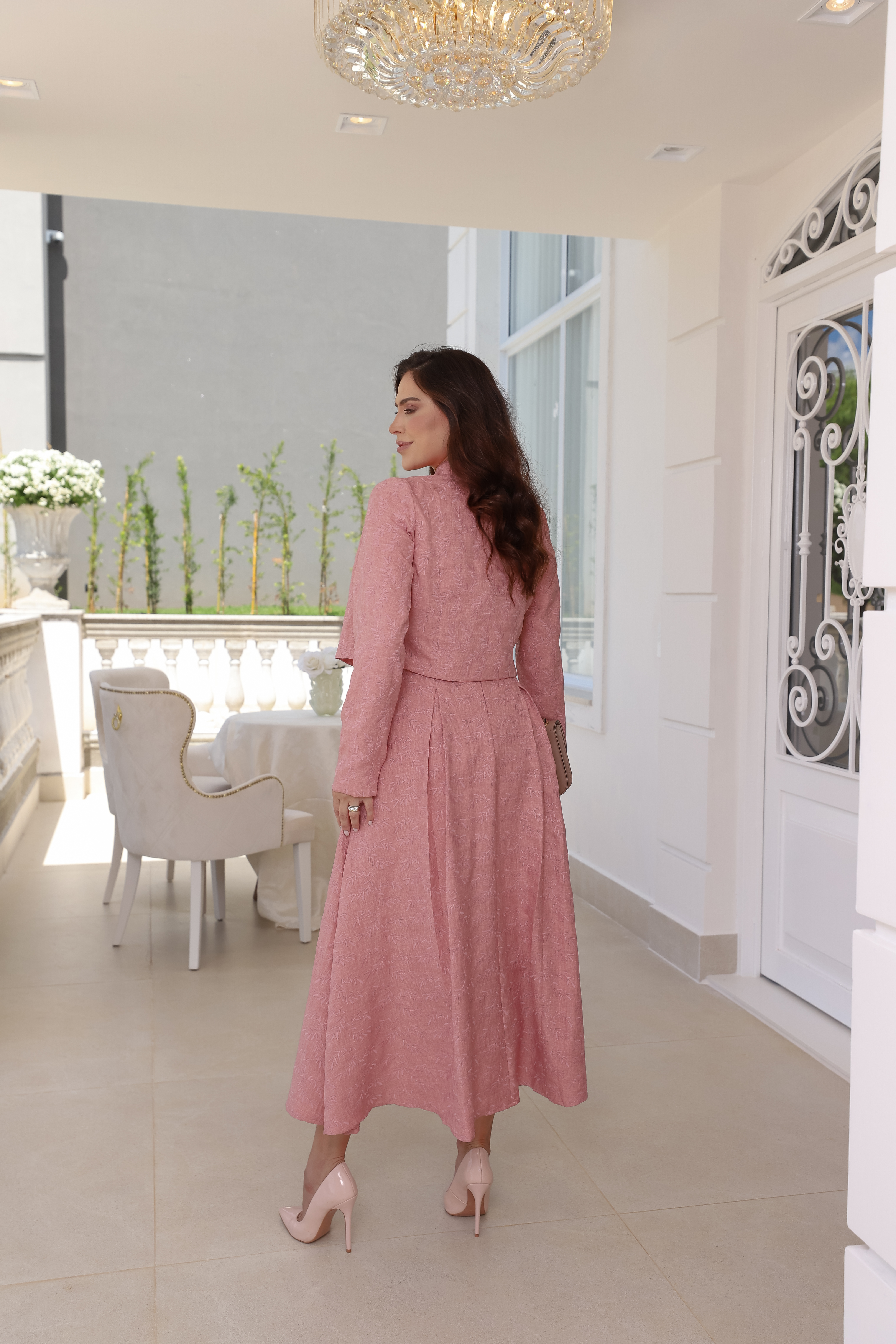 VESTIDO MAXI ROSA POLÉN ALFAIATARIA MESCLA BORDADO, COM PREGAS E BOLERO MANGA LONGA FORRADO