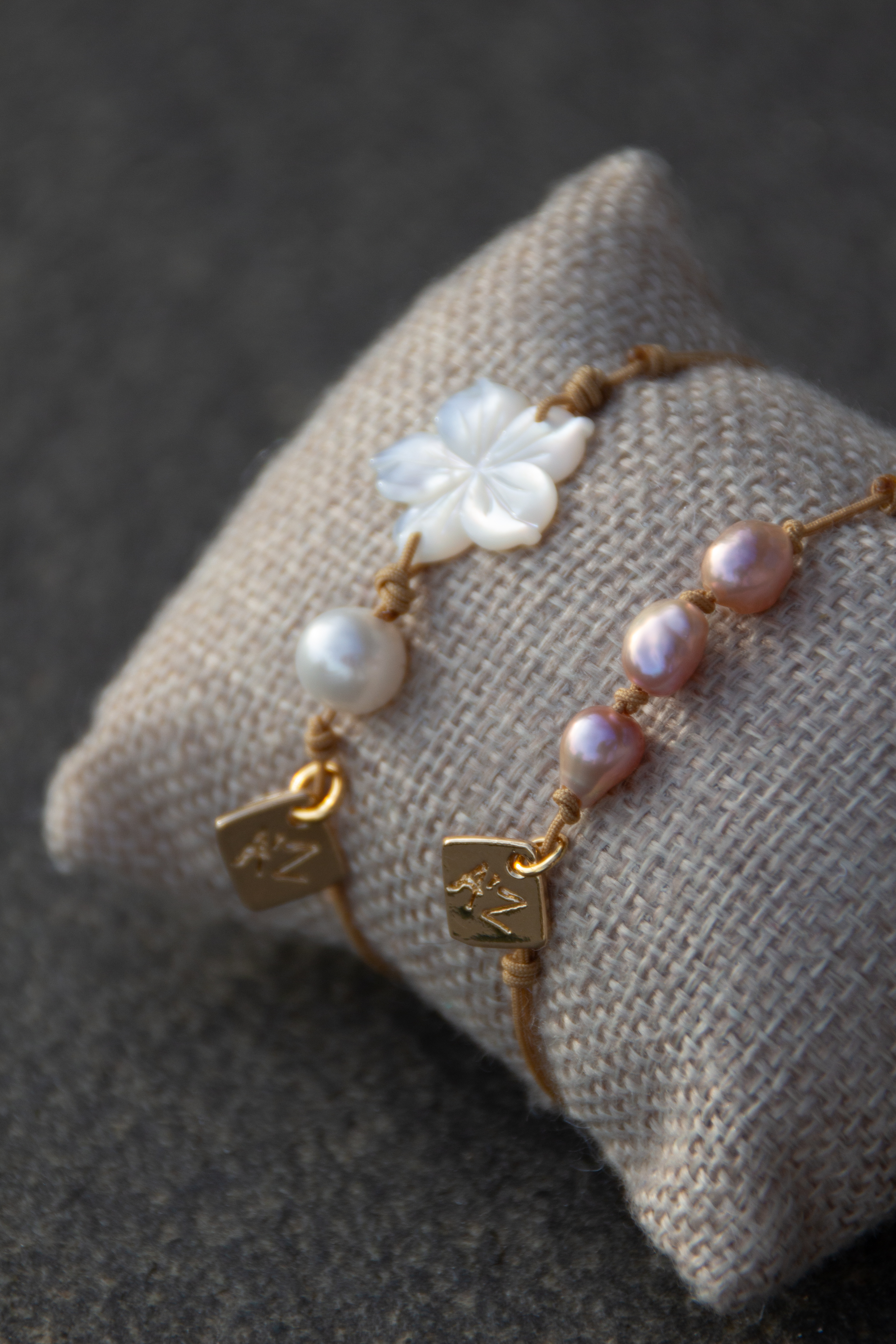 bracelet perle d'eau douce et fleur de nacre