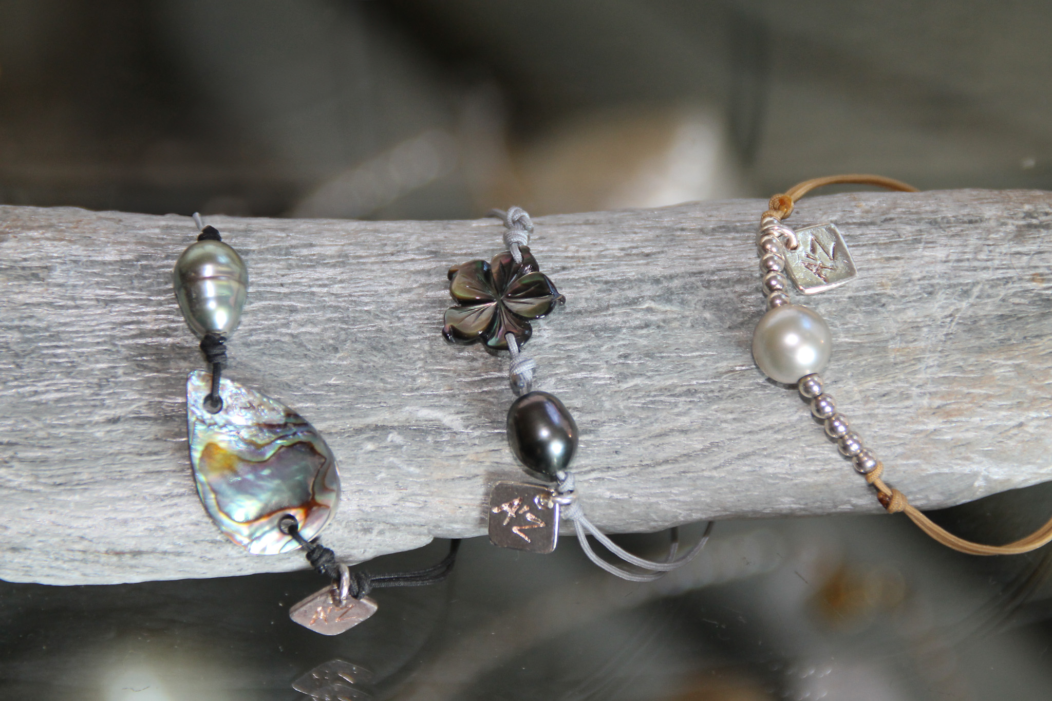 Bracelet perle de Tahiti et fleur de nacre