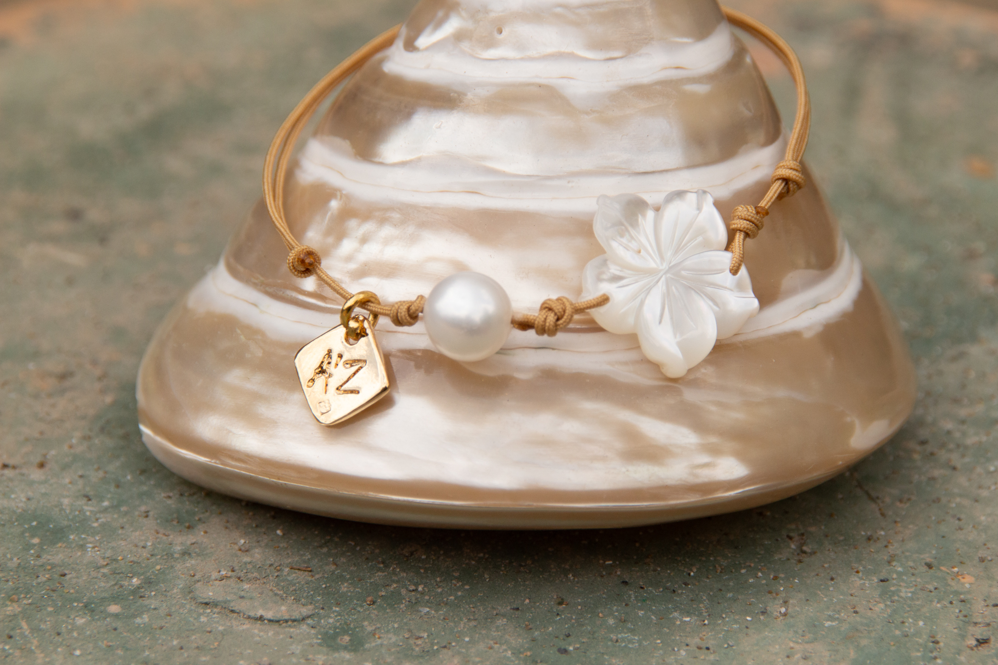 bracelet perle d'eau douce et fleur de nacre