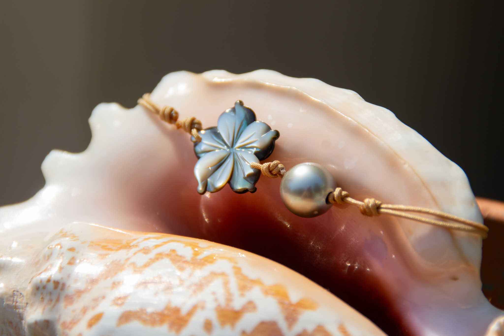Bracelet perle de Tahiti et fleur de nacre
