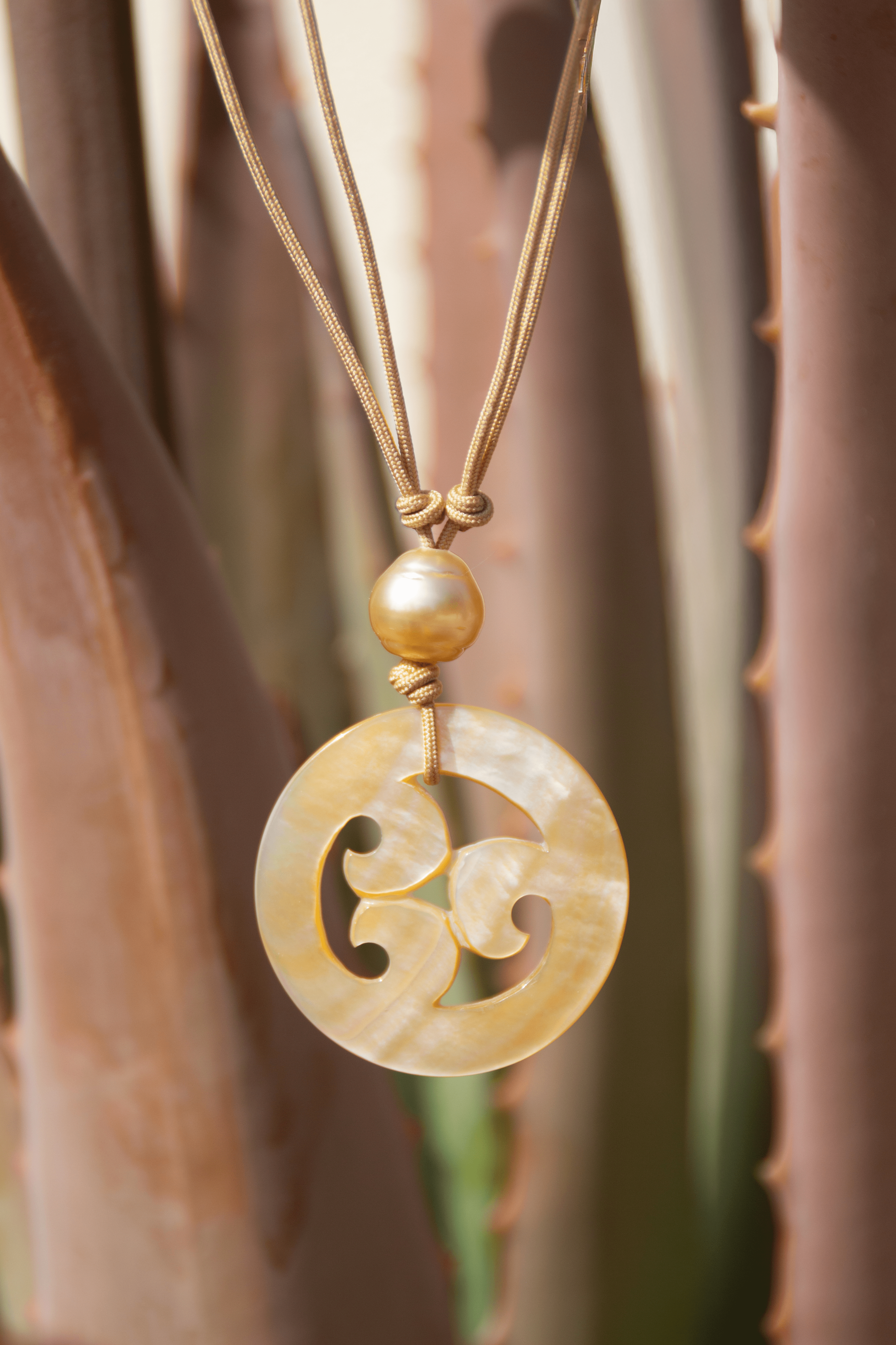 Collier perle des mers du sud et nacre dorée