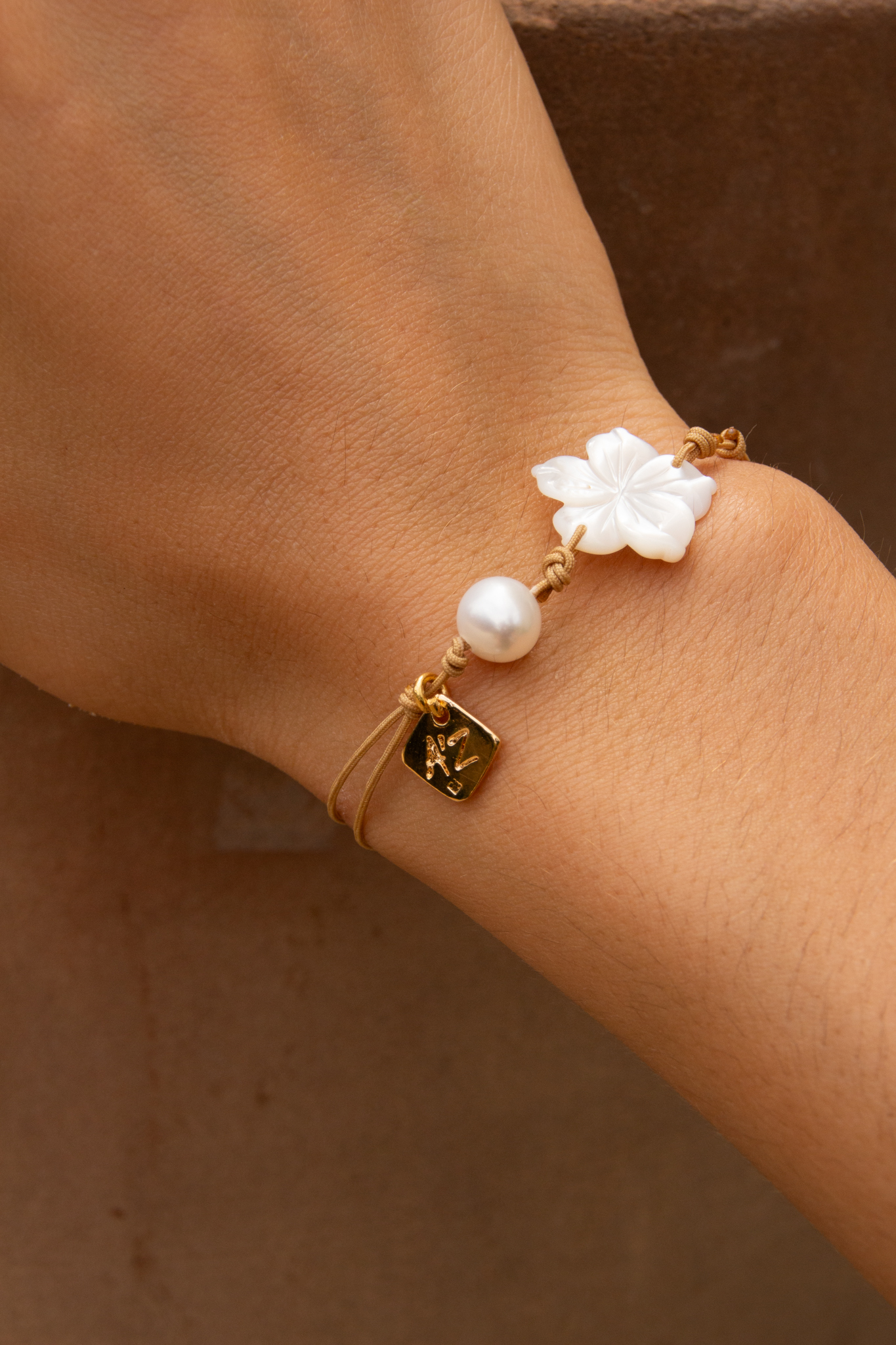 bracelet perle d'eau douce et fleur de nacre