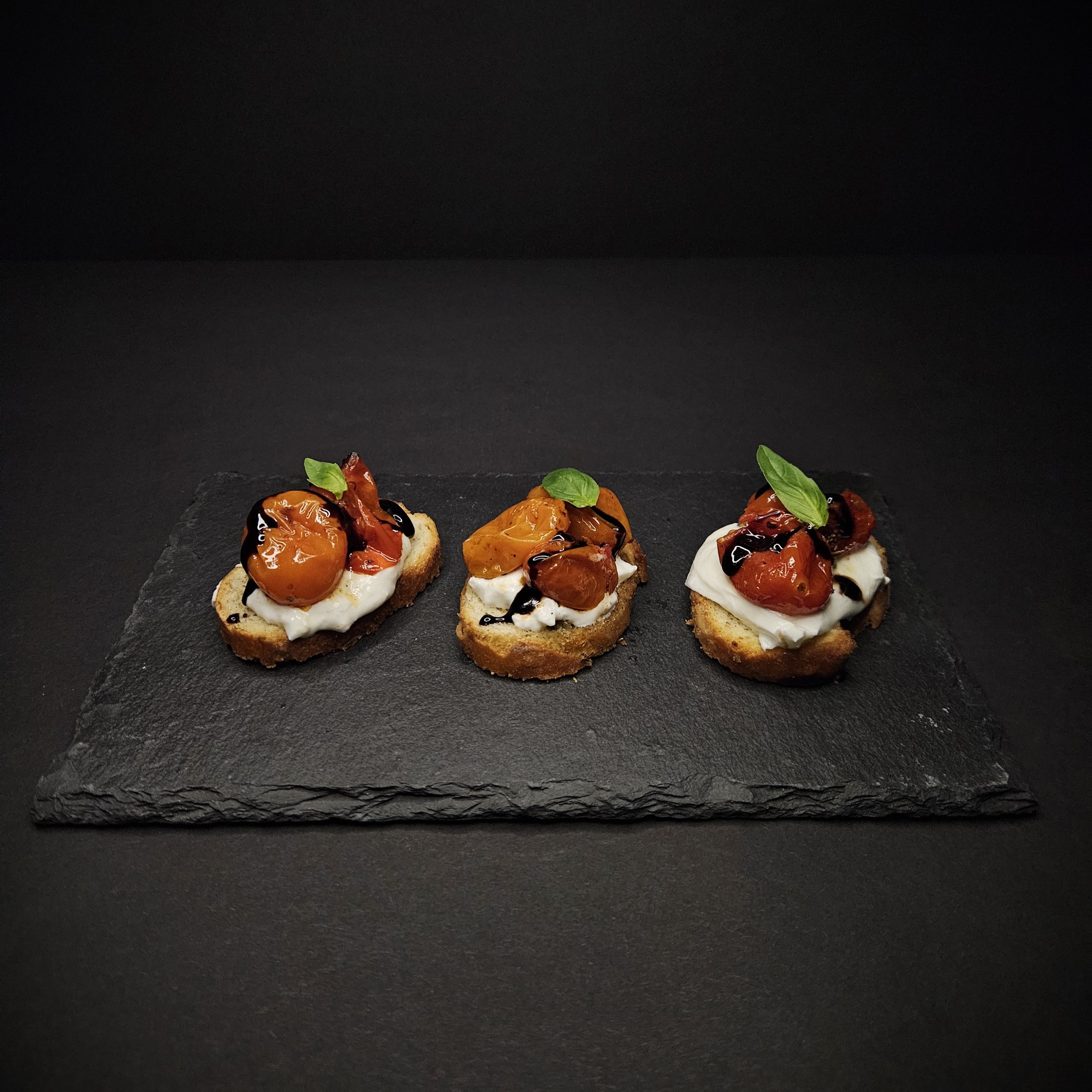 Crostini su burata ir keptais pomidorais