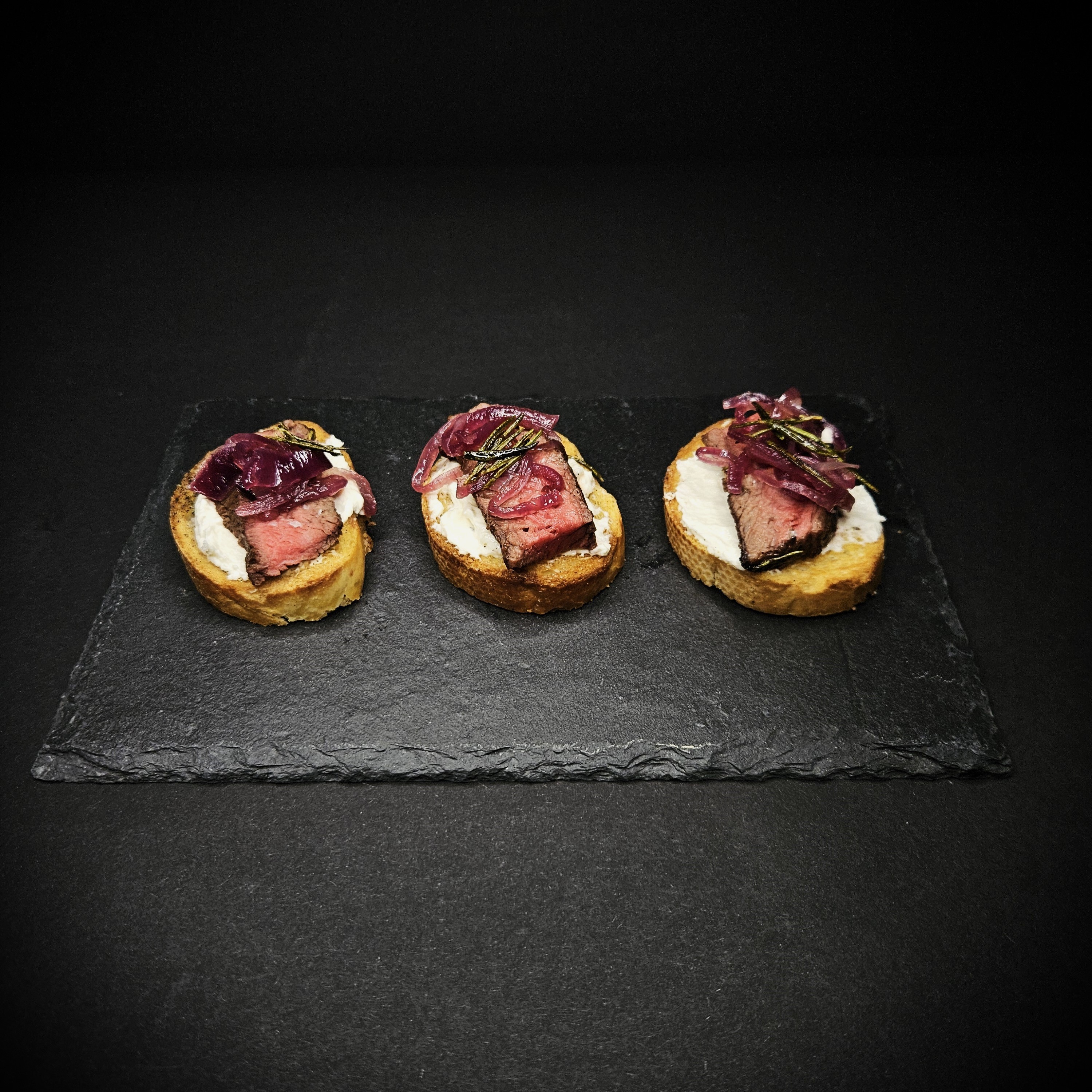 Crostini su jautienos steiku ir karamelizuotais svogūnais