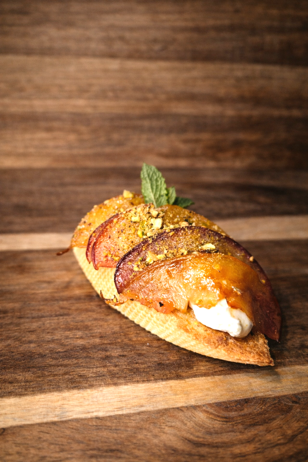 Bruschetta su persikais ir pistacijom