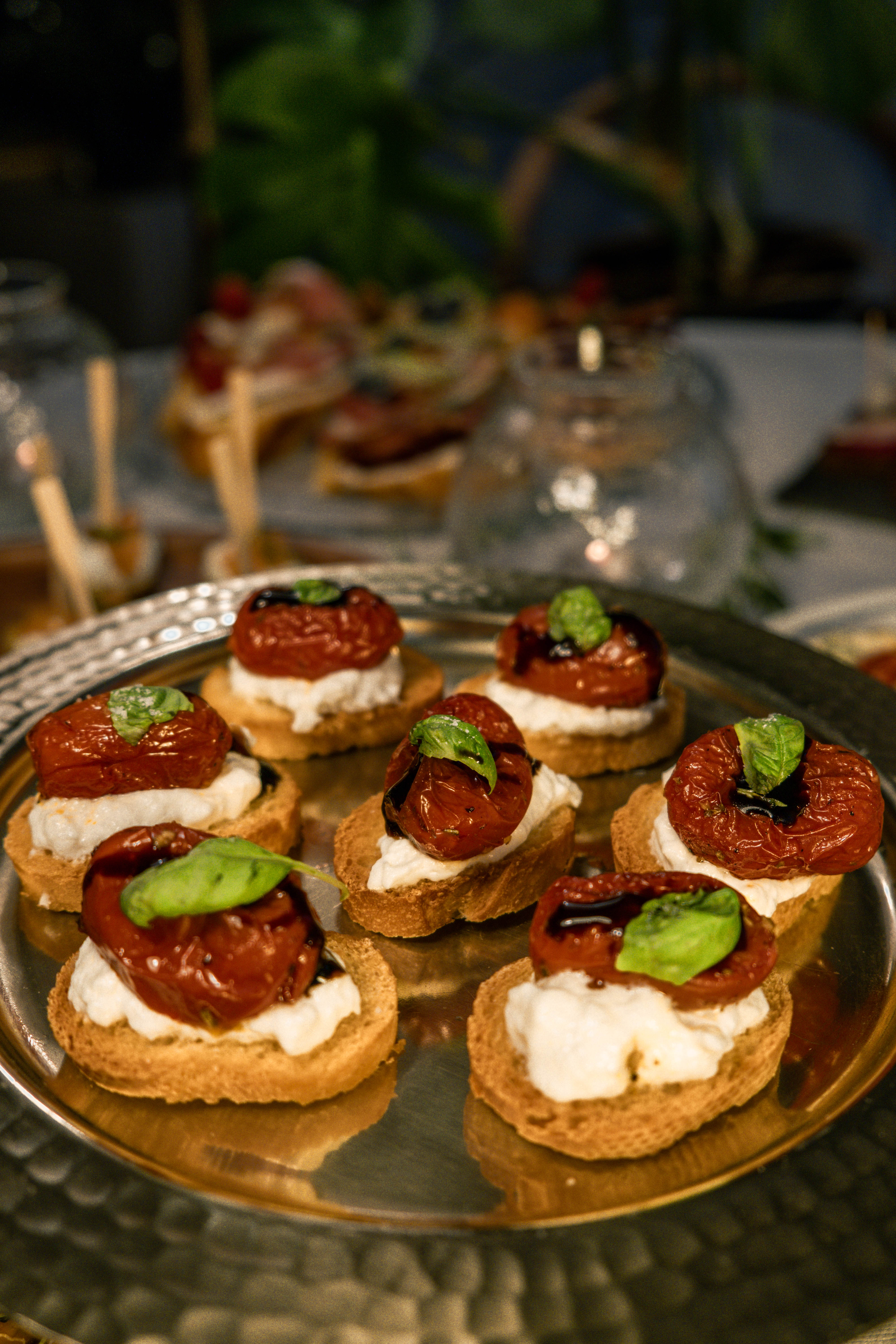 Crostini su burata ir keptais pomidorais