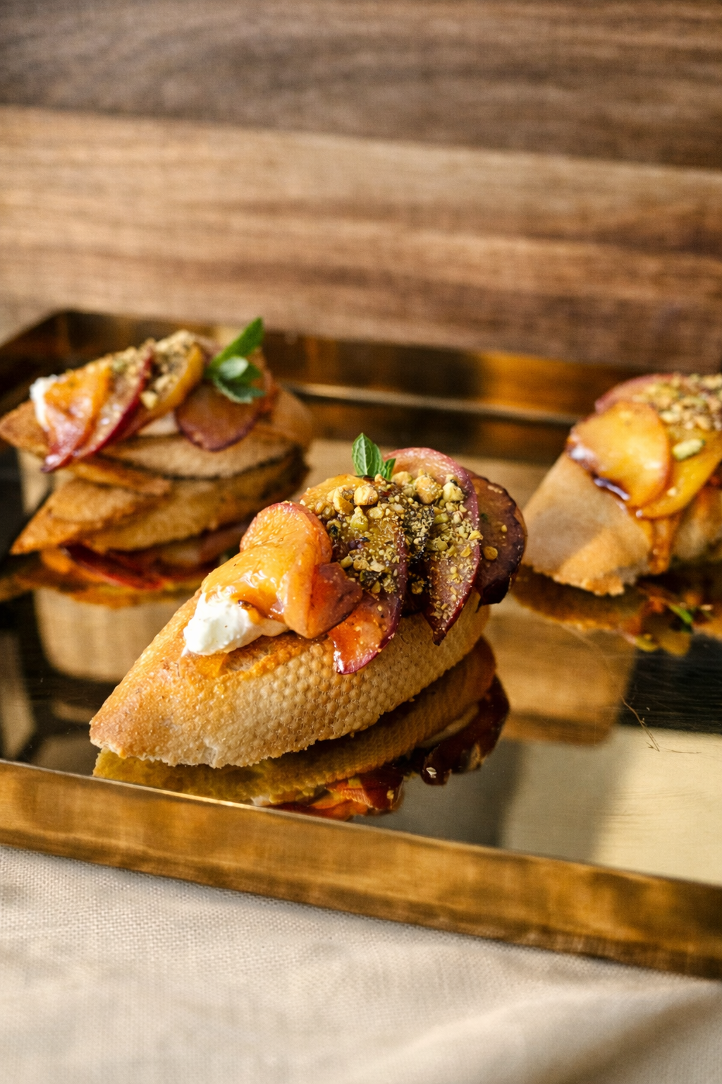 Bruschetta su persikais ir pistacijom