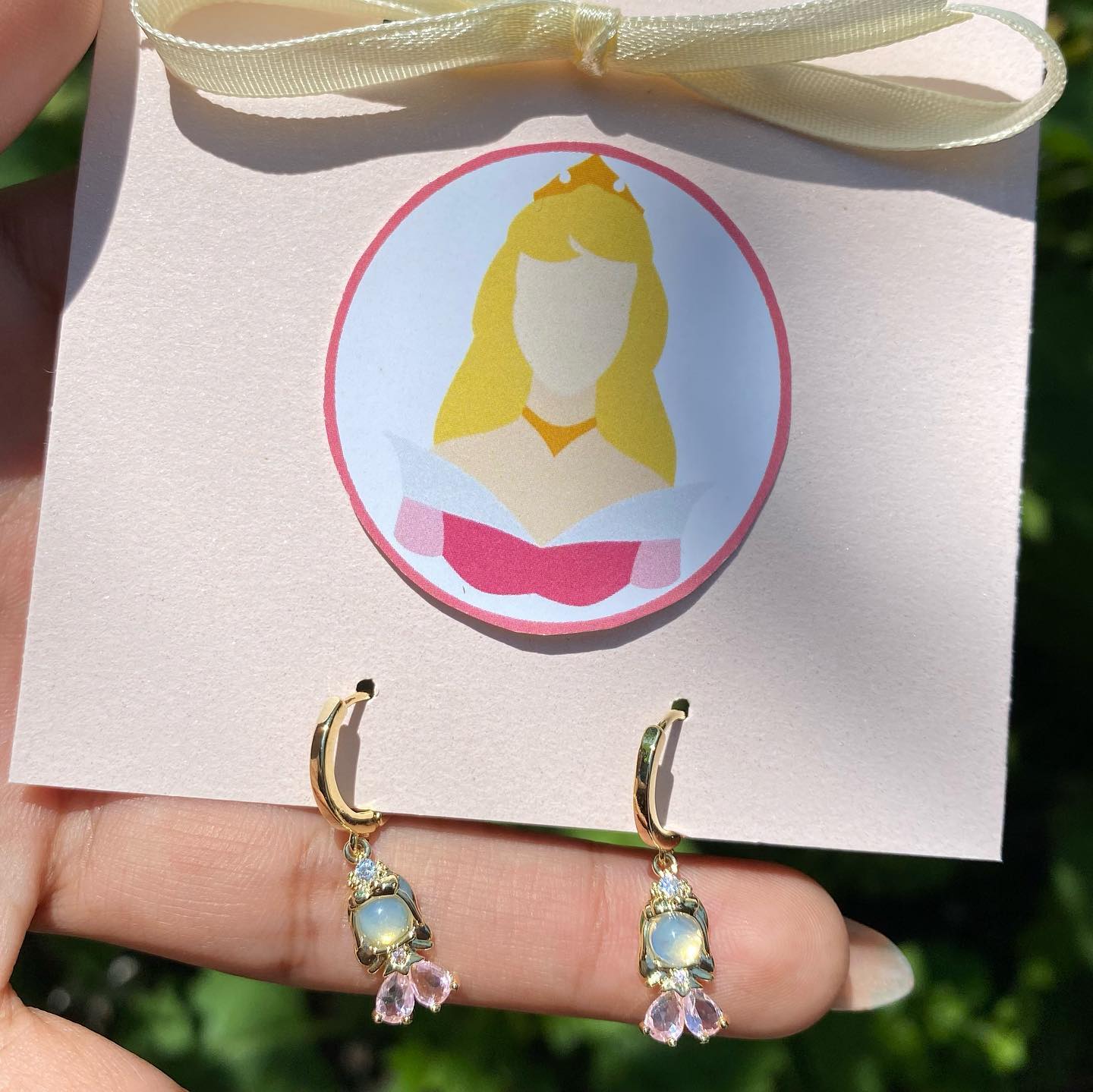 Aretes Huggies Aurora (Bella Durmiente)