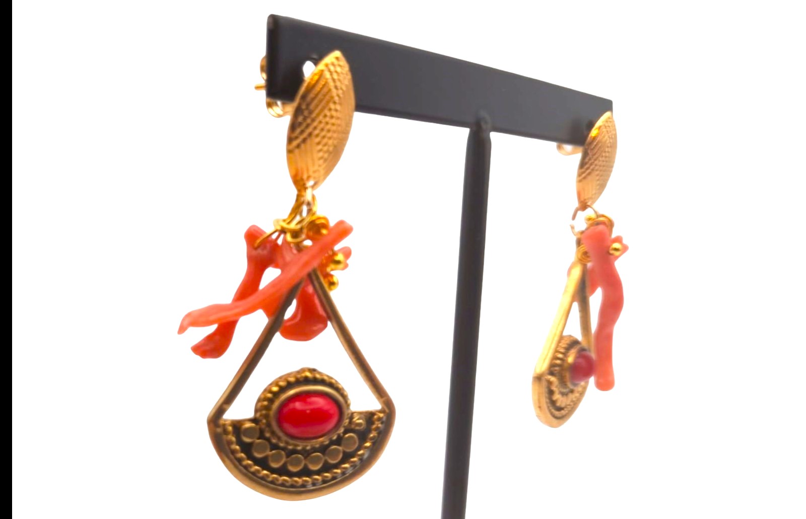 Orecchini artigianali in corallo, zama e agata rossa