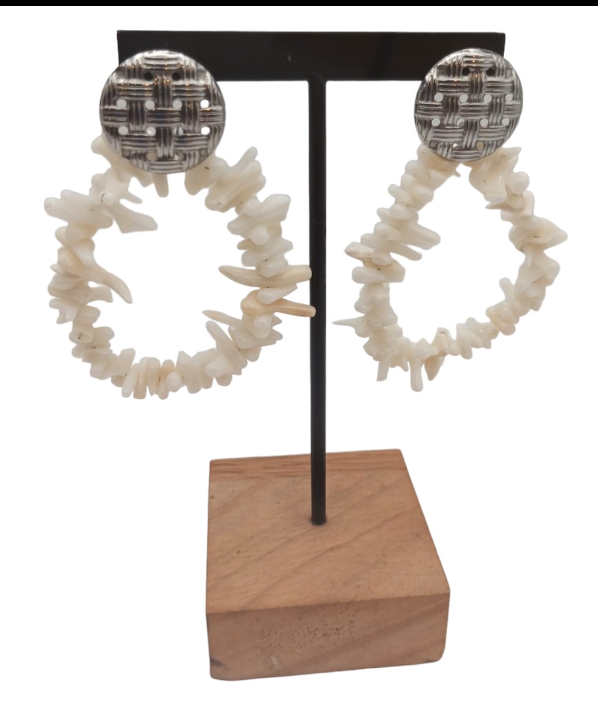 Orecchino artigianale in corallo bianco e argento