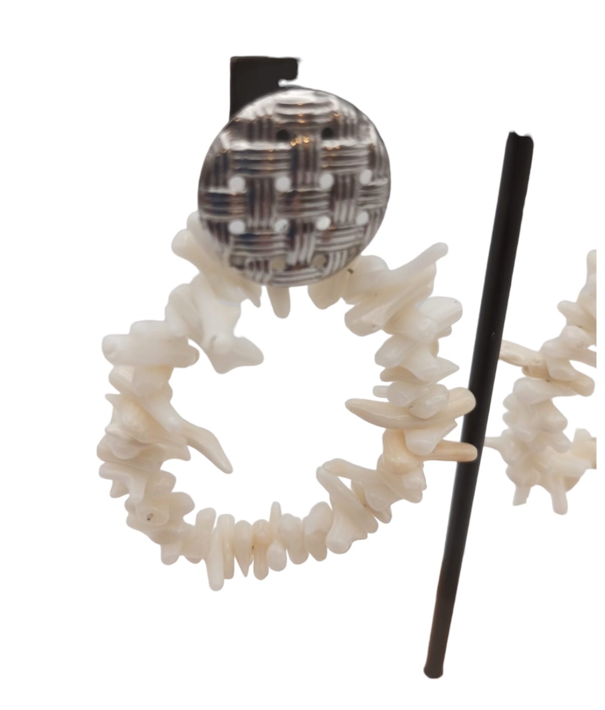 Orecchino artigianale in corallo bianco e argento