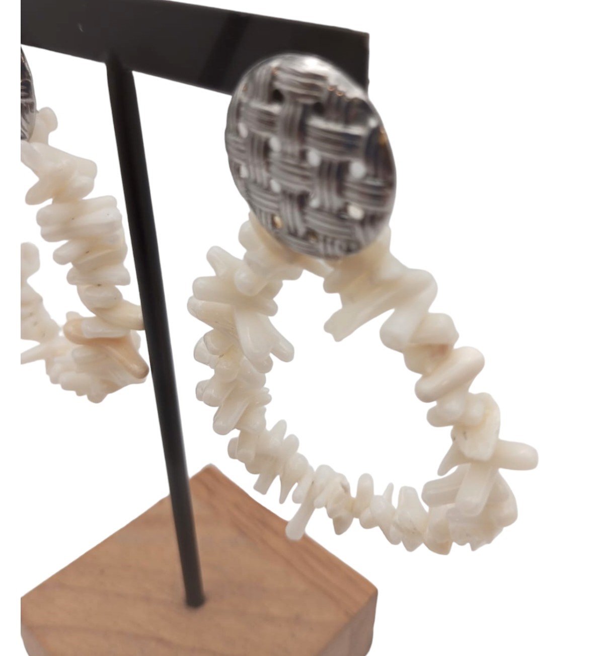 Orecchino artigianale in corallo bianco e argento