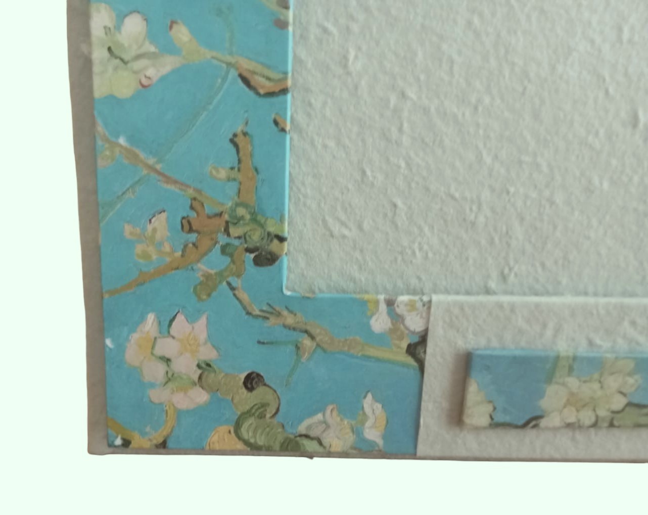 Cornice artigianale ispirata al dipinto "Ramo di mandorlo fiorito" di Van Gogh