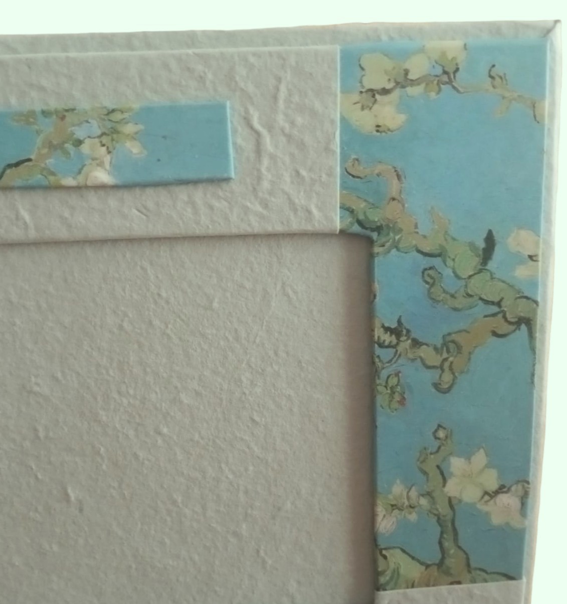 Cornice artigianale ispirata al dipinto "Ramo di mandorlo fiorito" di Van Gogh