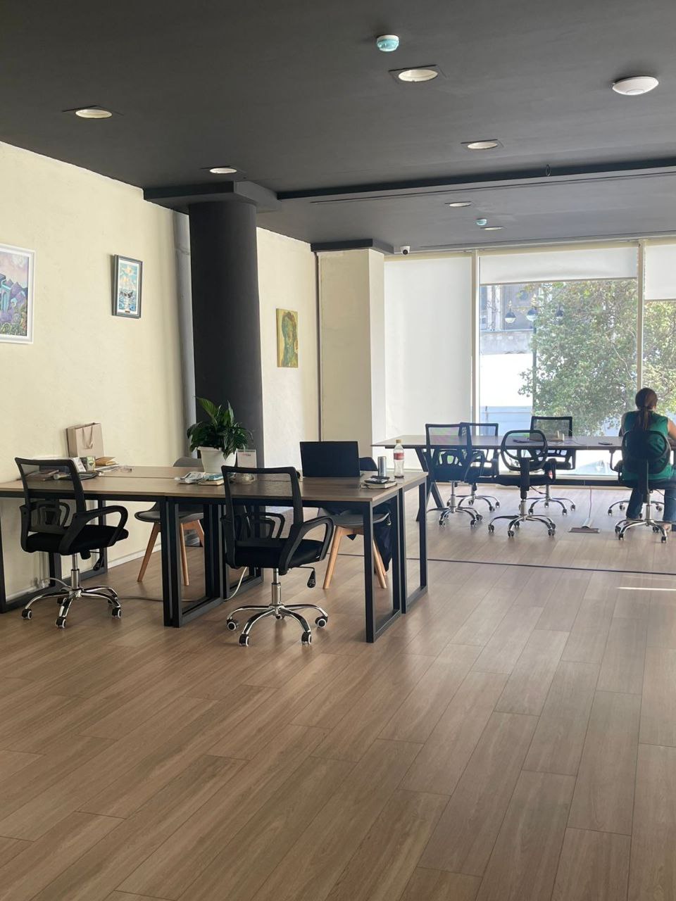 Dedicated Desk (Monthly) + 15 Hours Meeting Room