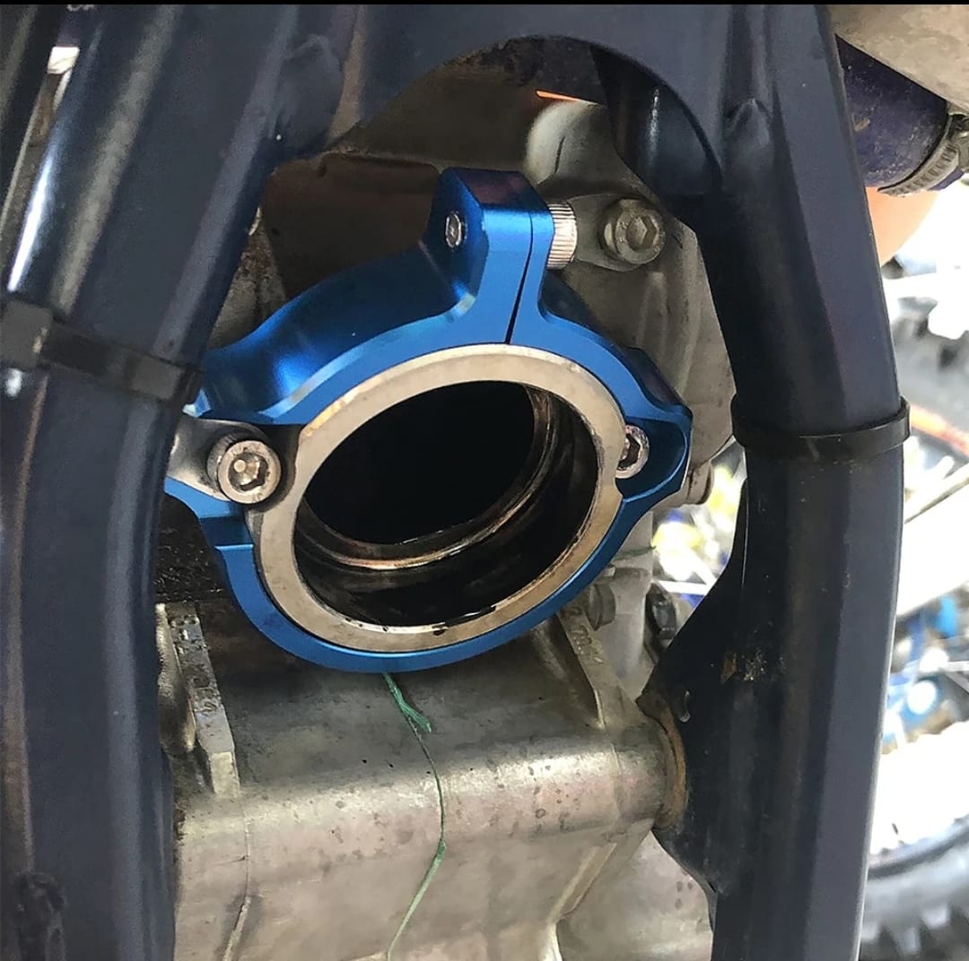 Protector brida de escape azul