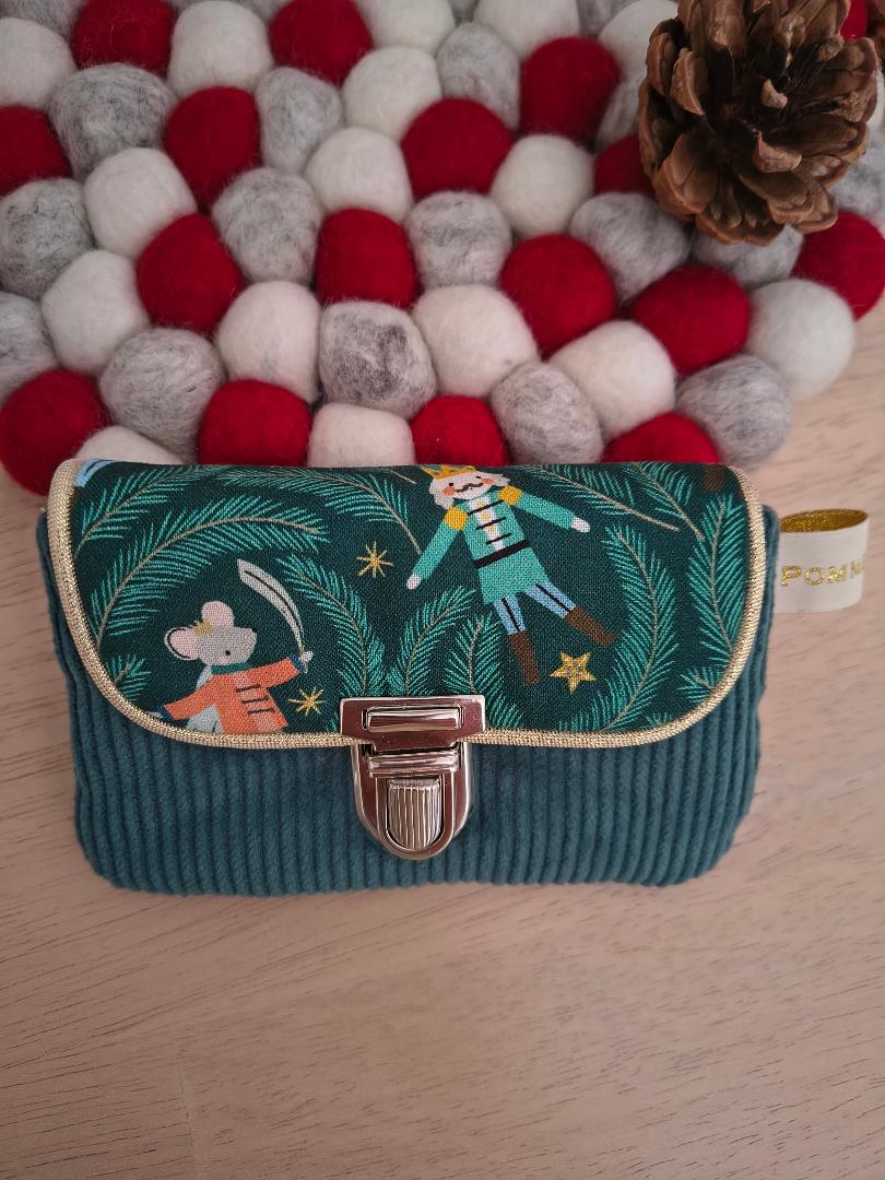 Pochette attache-cartable verte souris et casse-noisette