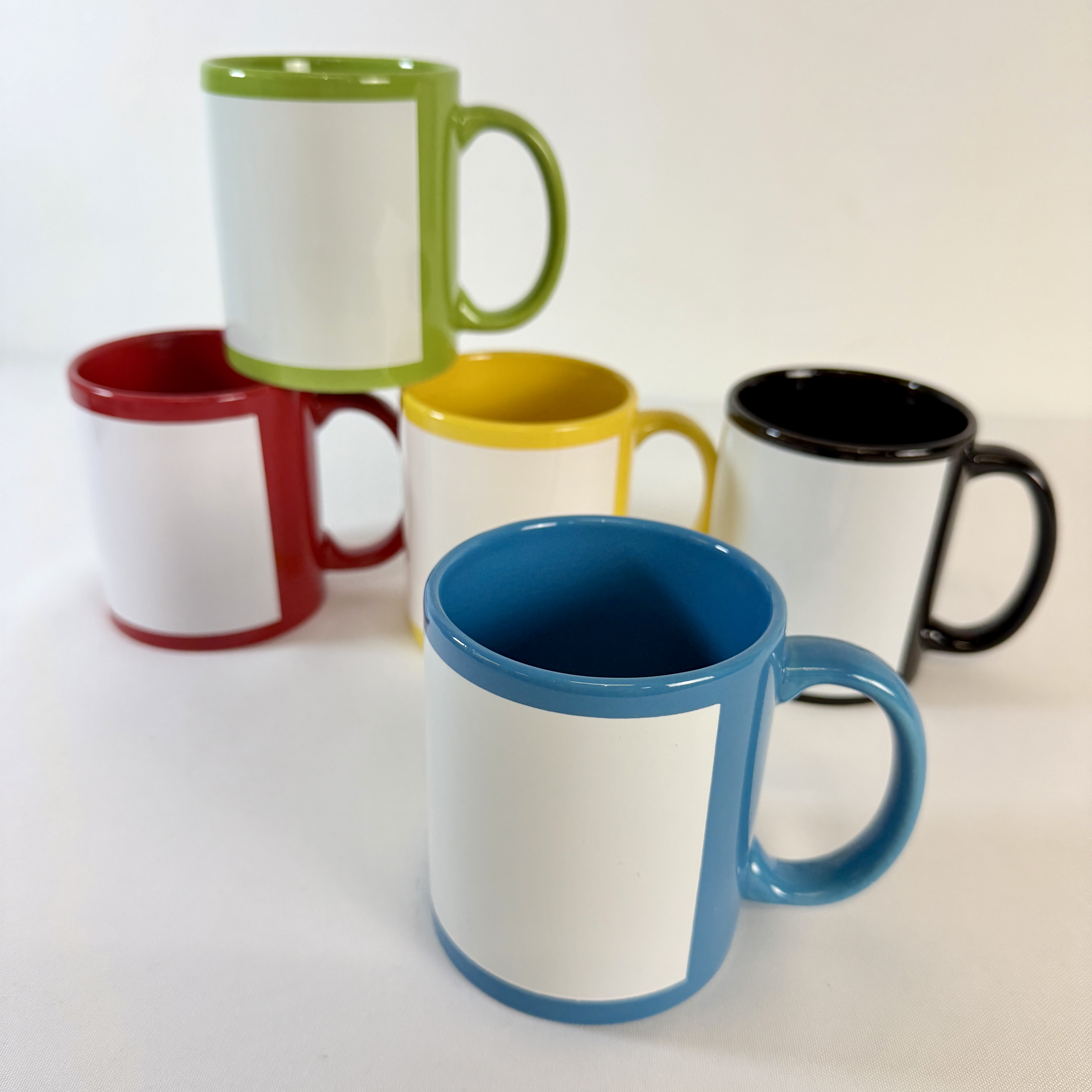 Taza de color con recuadro personalizable