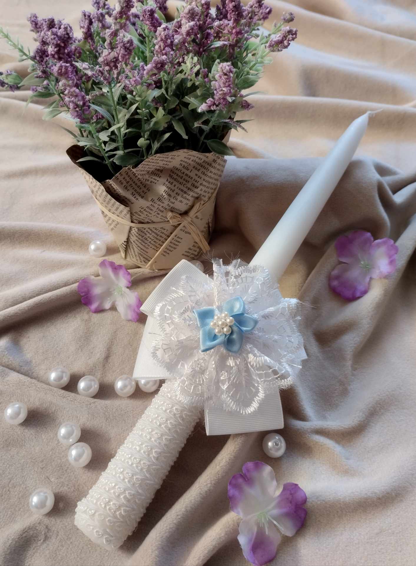 Krikšto žvakė su nėriniais ir mėlyna gėlyte Nr.4