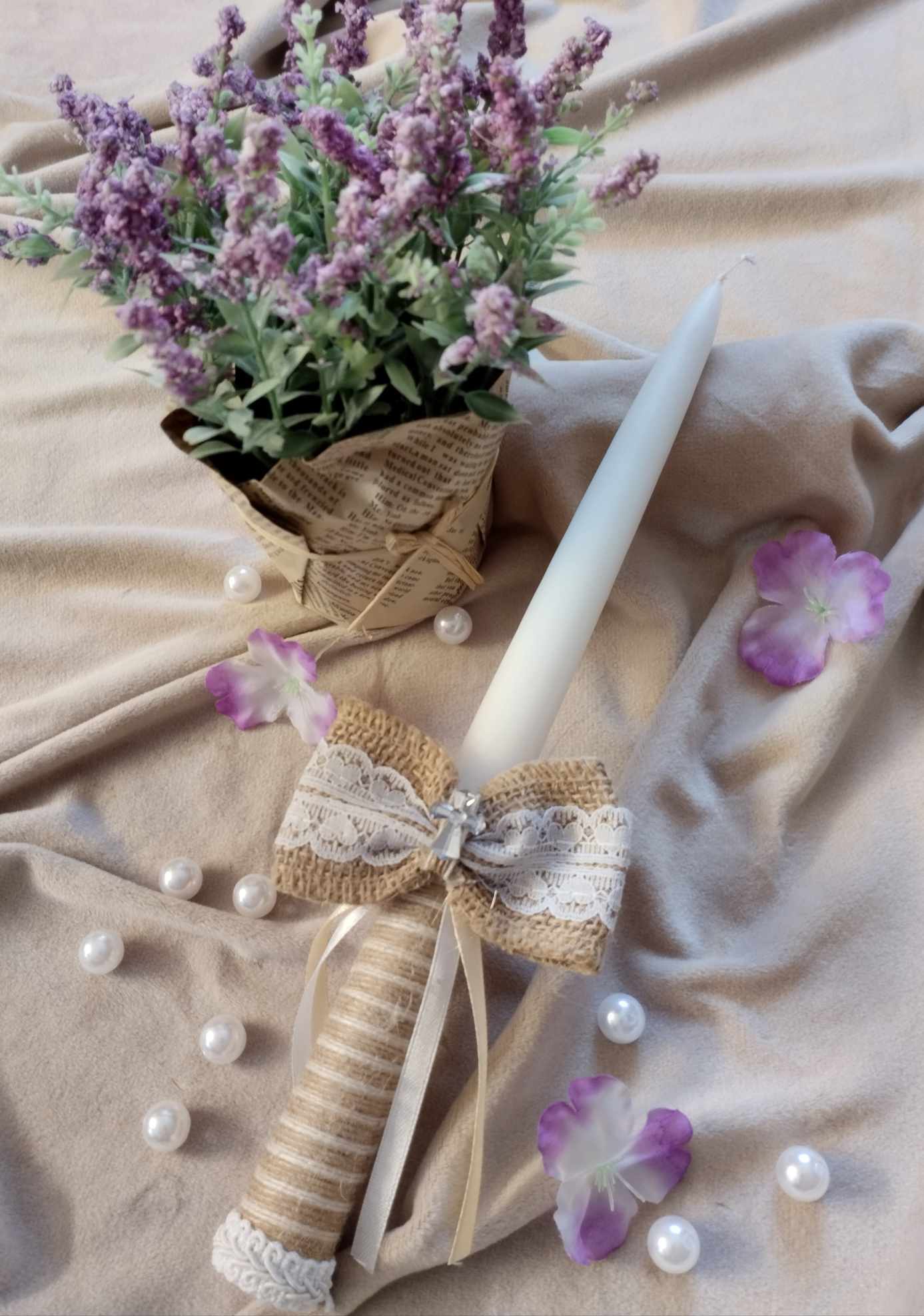 Krikšto žvakė dekoruota linu ir baltu kryželiu Nr.6