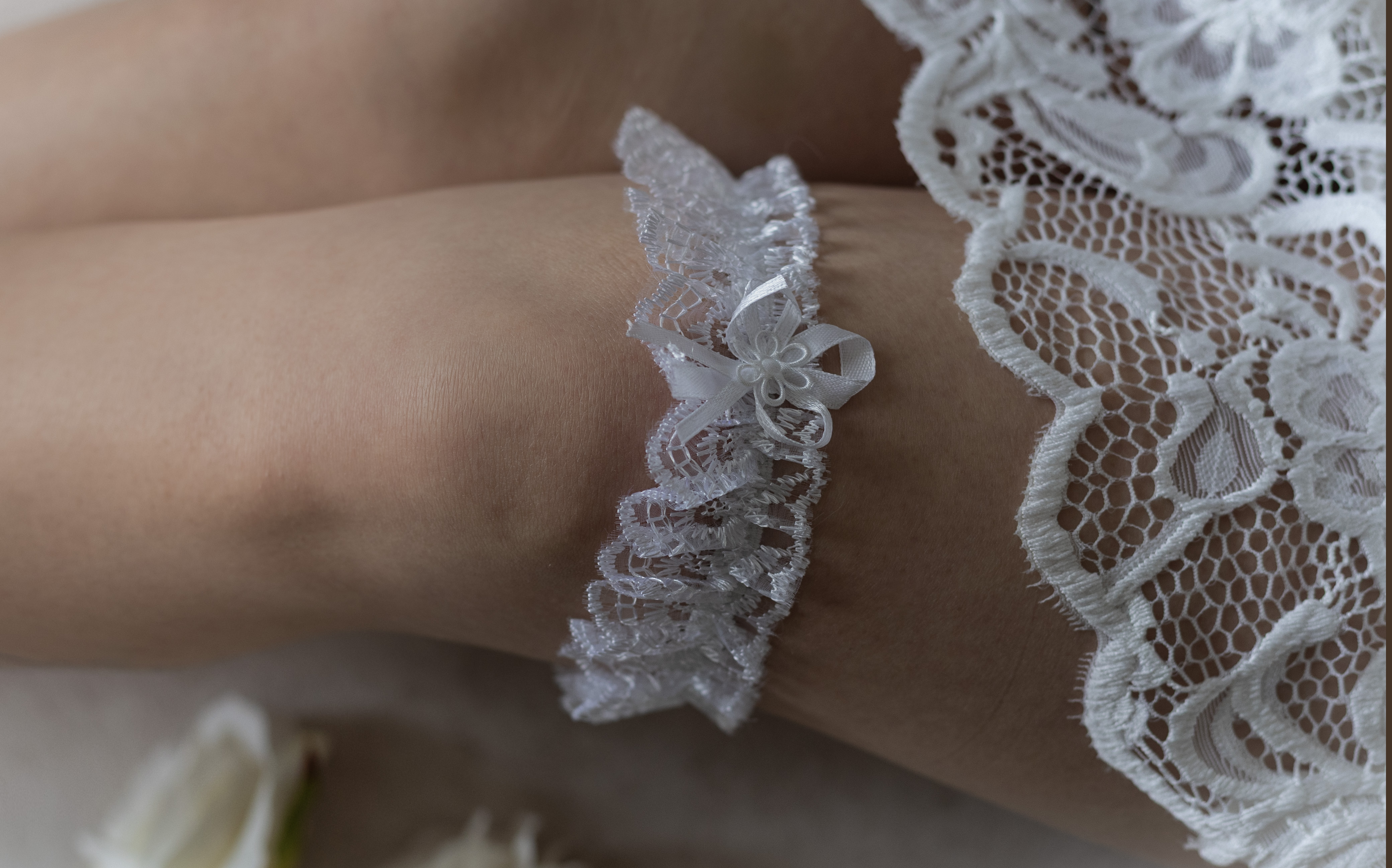 Baltas nėriniuotas keliaraištis