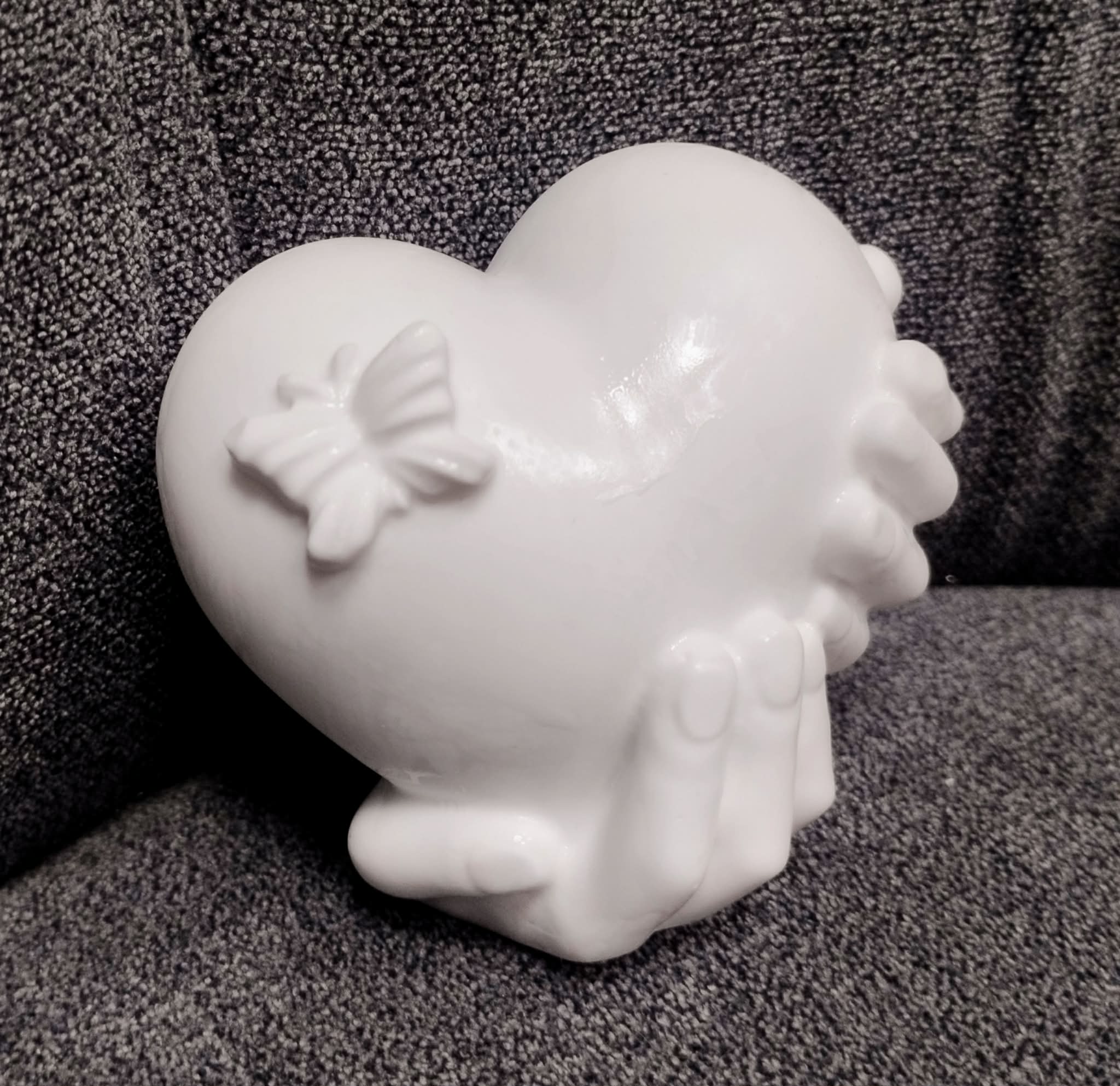 Keraminė širdis su drugeliu