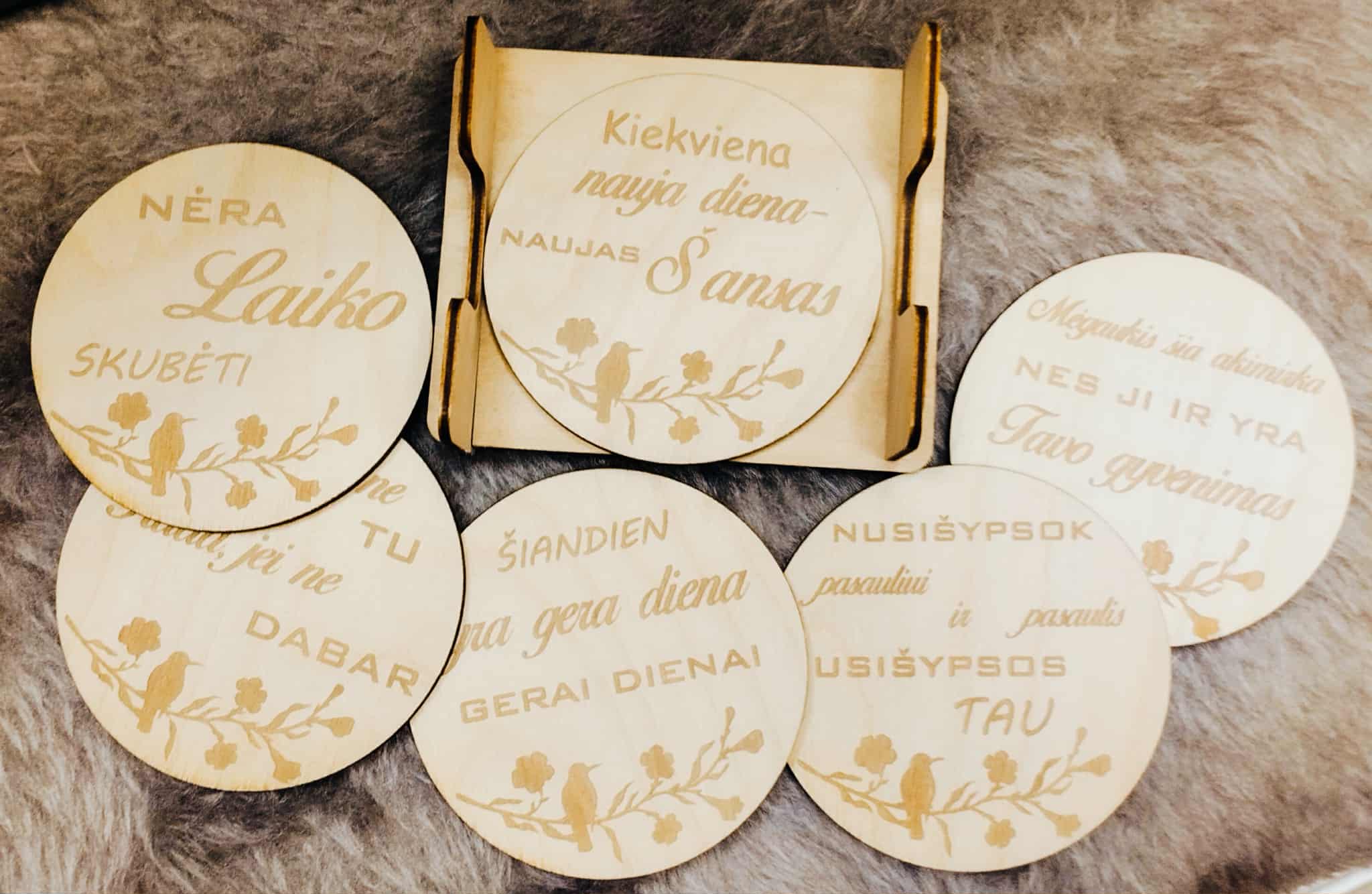 Mediniai padėkliukai su graviru