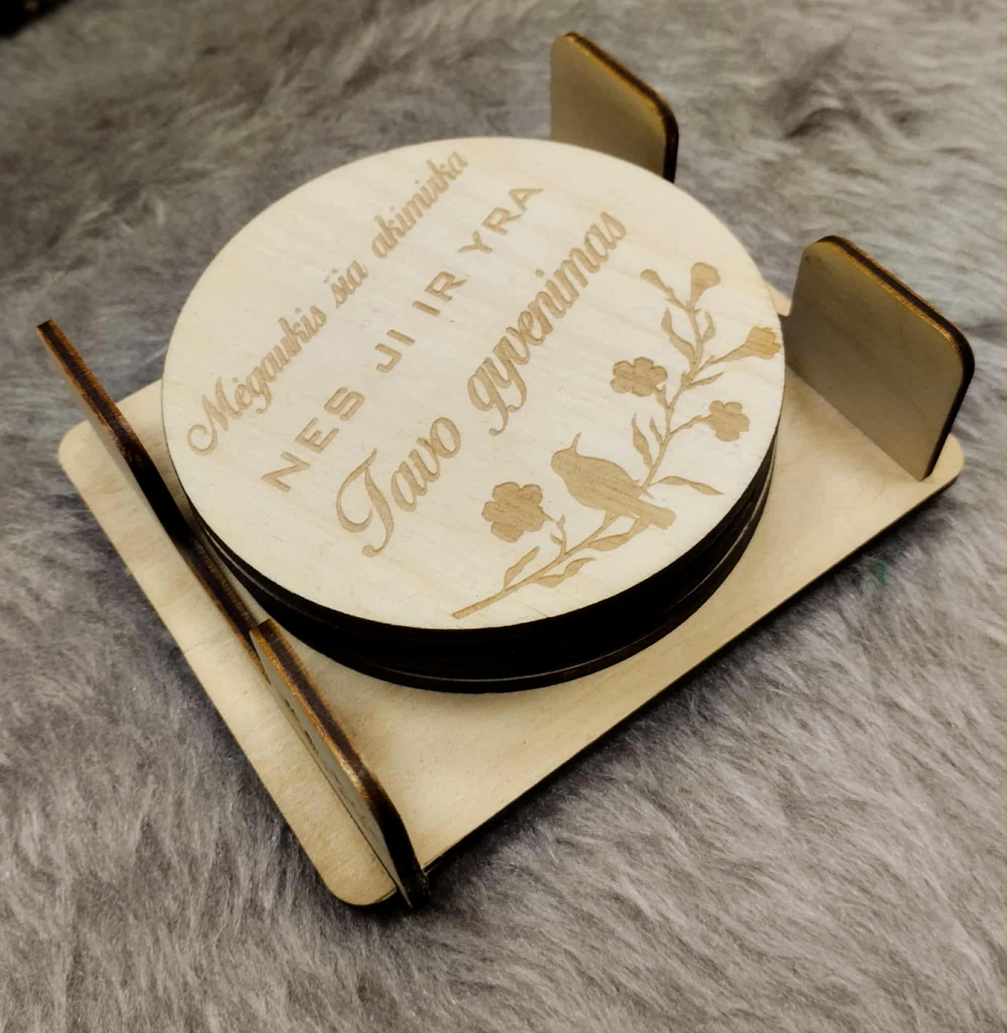 Mediniai padėkliukai su graviru