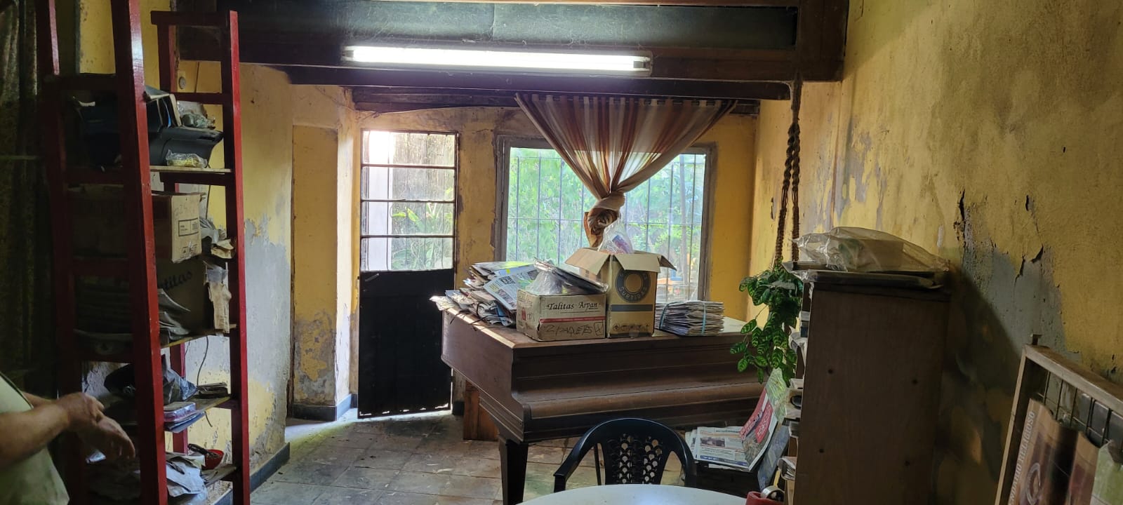Chalet + dos locales comerciales
