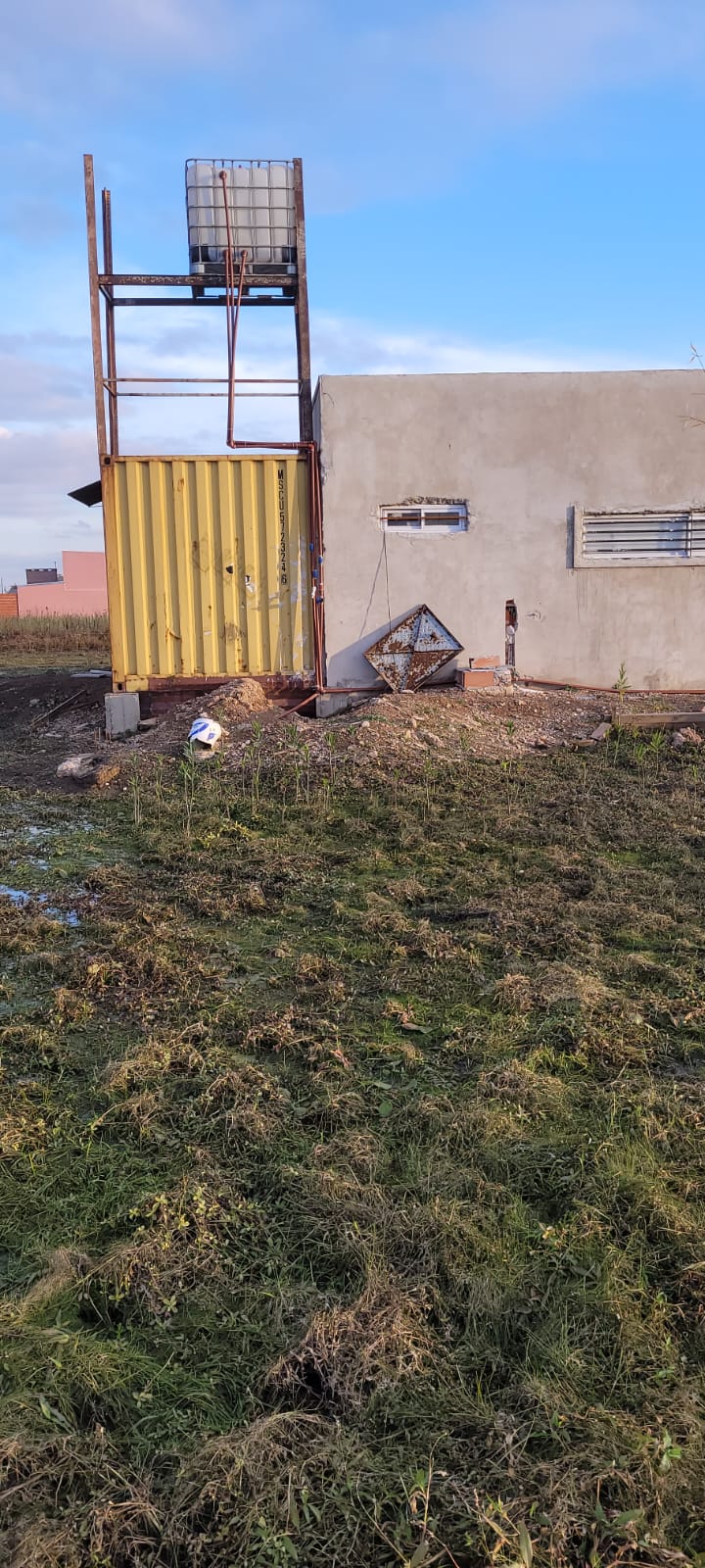 Fracción con casa y pileta a terminar