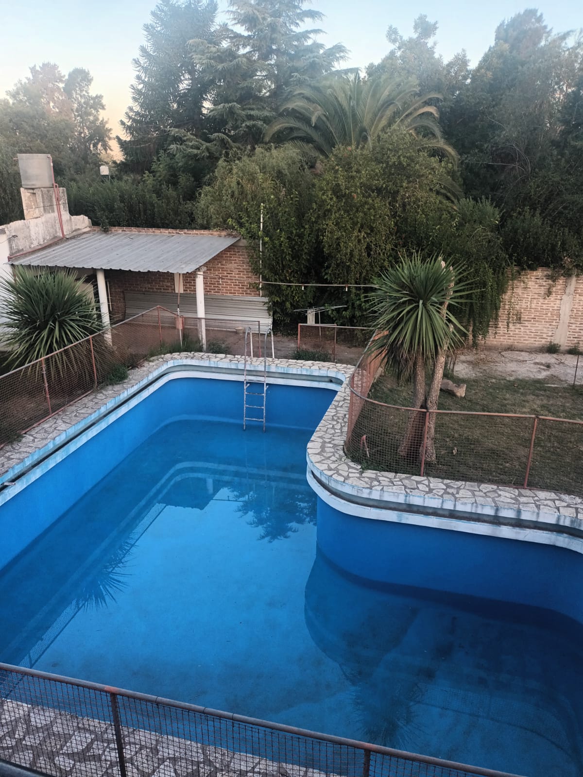 Casa con local y departamento